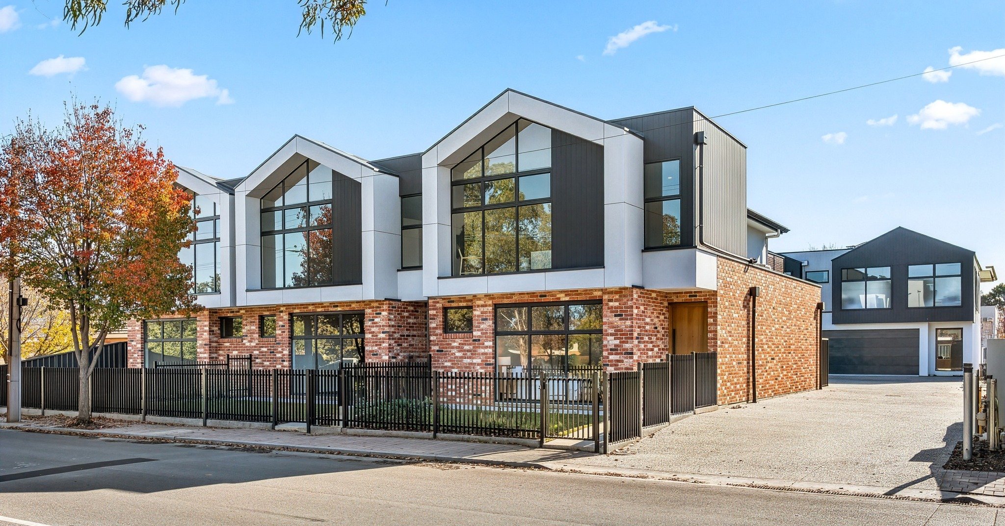 CUMBERLAND PARK I | Completed, and still turning heads.

Six architecturally designed townhouses, 3-metre-high gable windows, premium finishes and a street presence that stands apart.

This is what's possible when thoughtful design meets the right bu