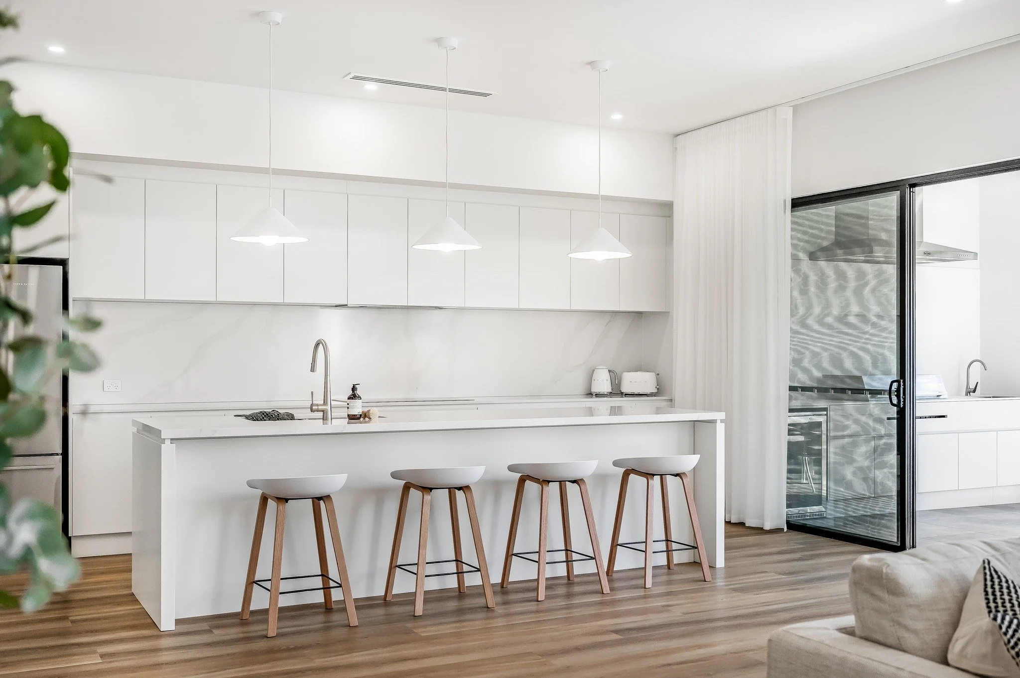 Timeless kitchens and alfresco spaces are the ones built around you.

It starts with our in-house interior design team, meeting with you as many times as you need - no limits - until the layout, finishes and flow feel exactly right.

Then our designe