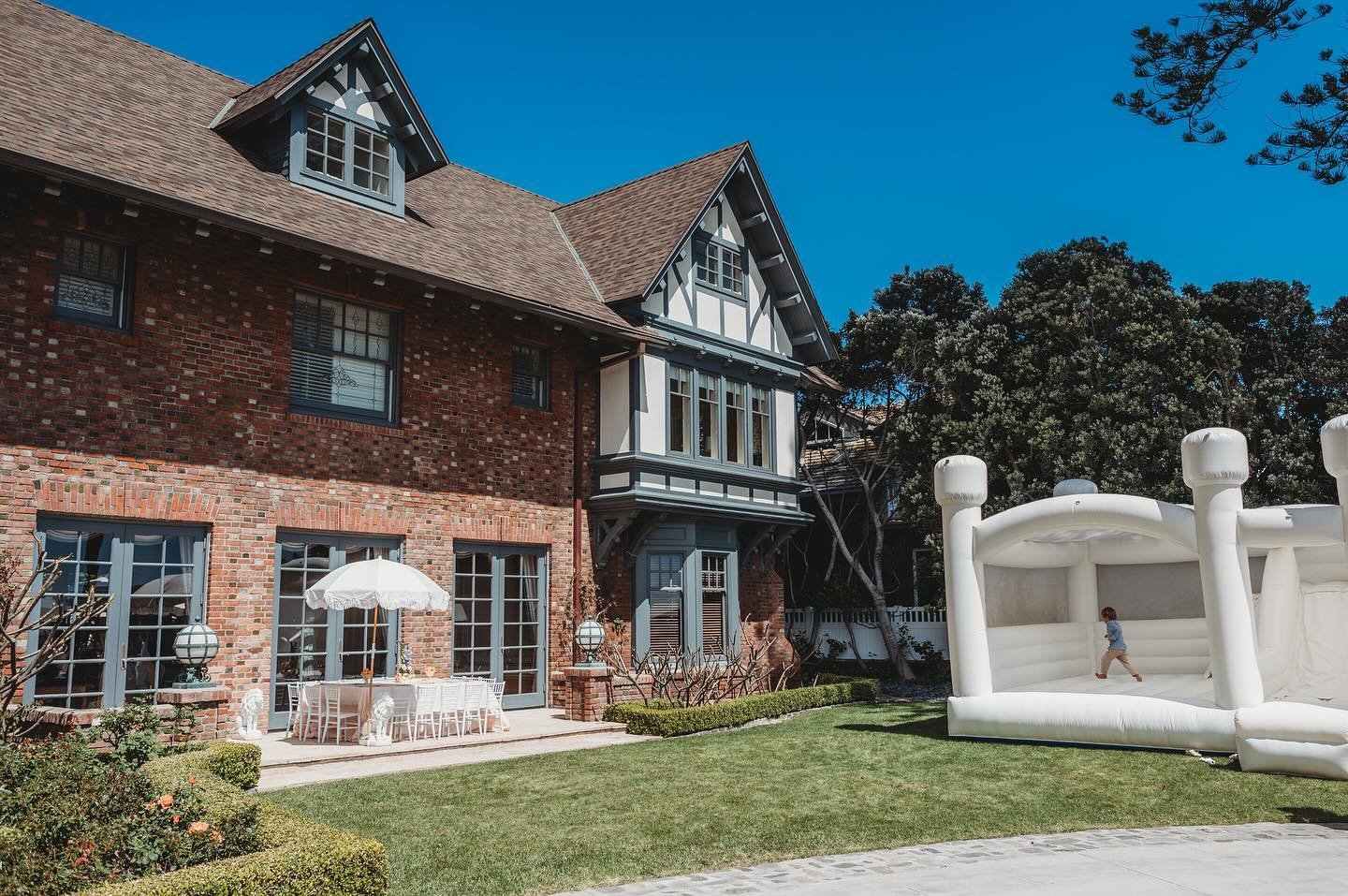 If you&rsquo;ve ever drove along Ocean Blvd in Coronado, CA chances are you&rsquo;ve seen this beautiful brick home. A while back I had the honor of photographing a quaint celebration for this family&rsquo;s daughter and the vibe was 🤌🏼🤌🏼🤌🏼 

S