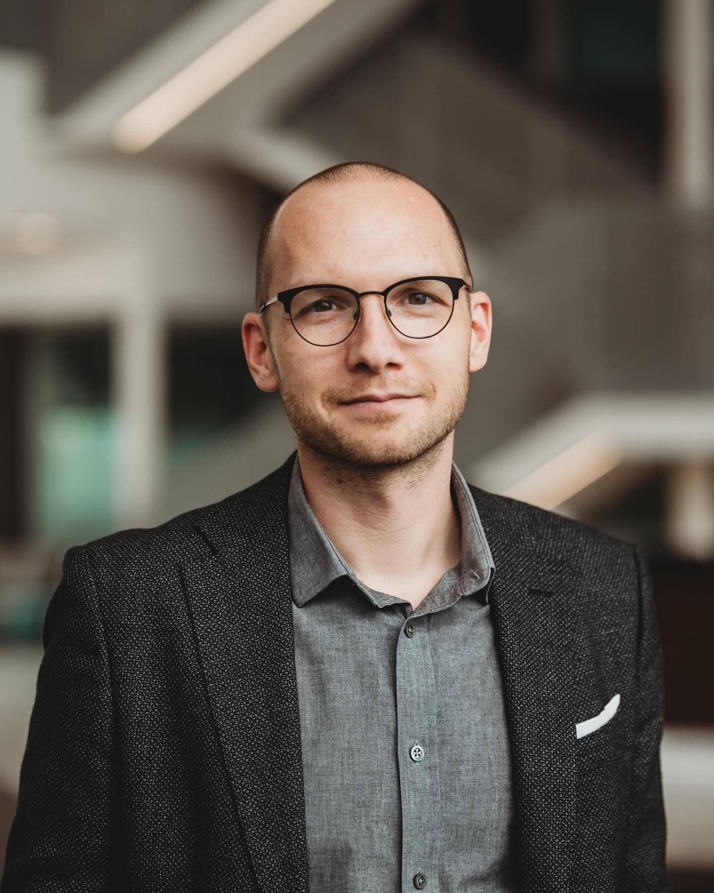 Just your friendly reminder that fresh headshots are always a great investment. Ways to use your headshot &hellip;
✅ Social Media Profiles
✅ Email Campaigns
✅ Email Signatures 
✅ Website
✅ Marketing Materials