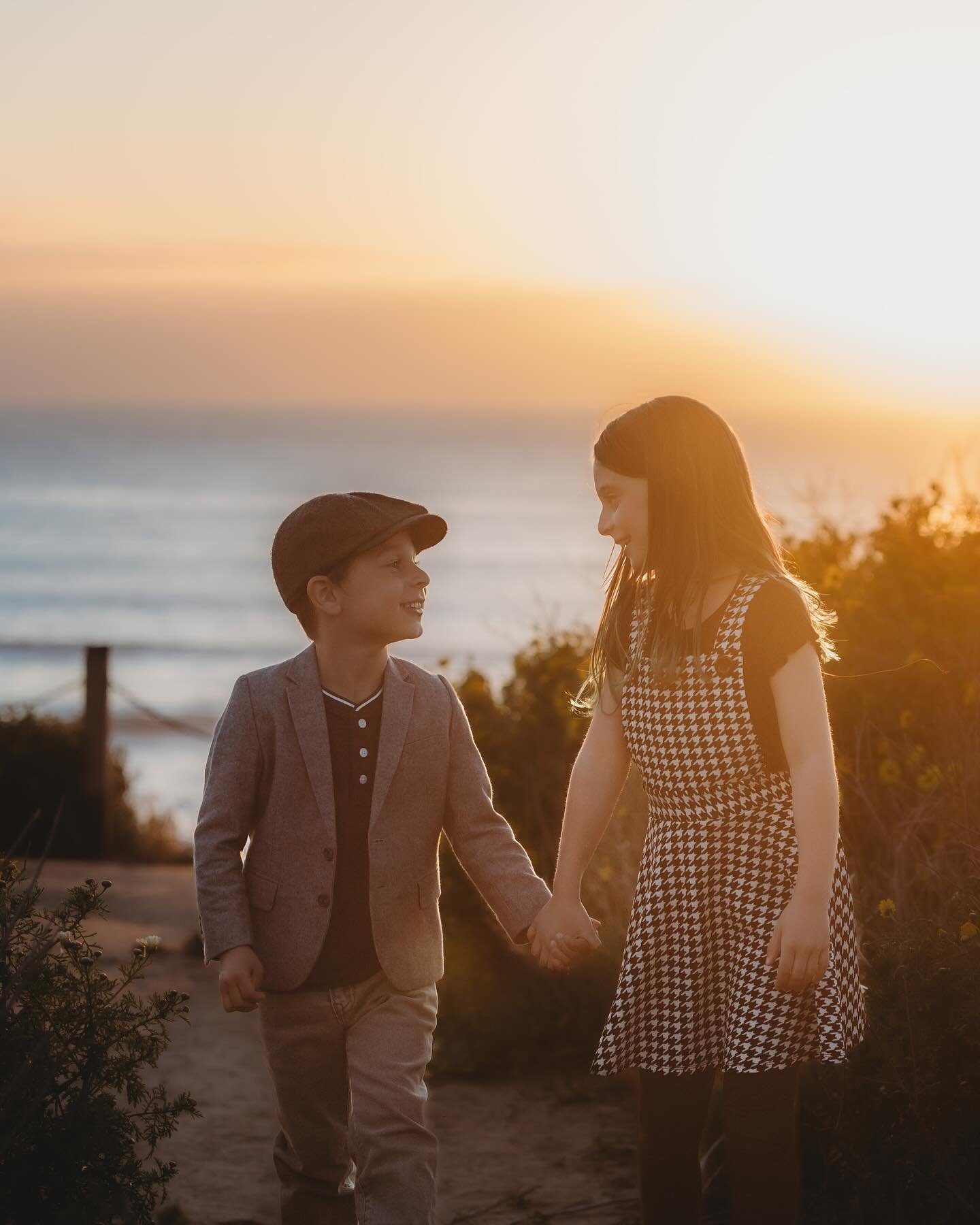 Golden hour by the ocean never disappoints 🥰
.
.
#sandiegofamilyphotographer #sandiego #sunsetcliffs @sunsetcliffs_  #sandiegophotographer #lajollaphotographer #coronadophotographer