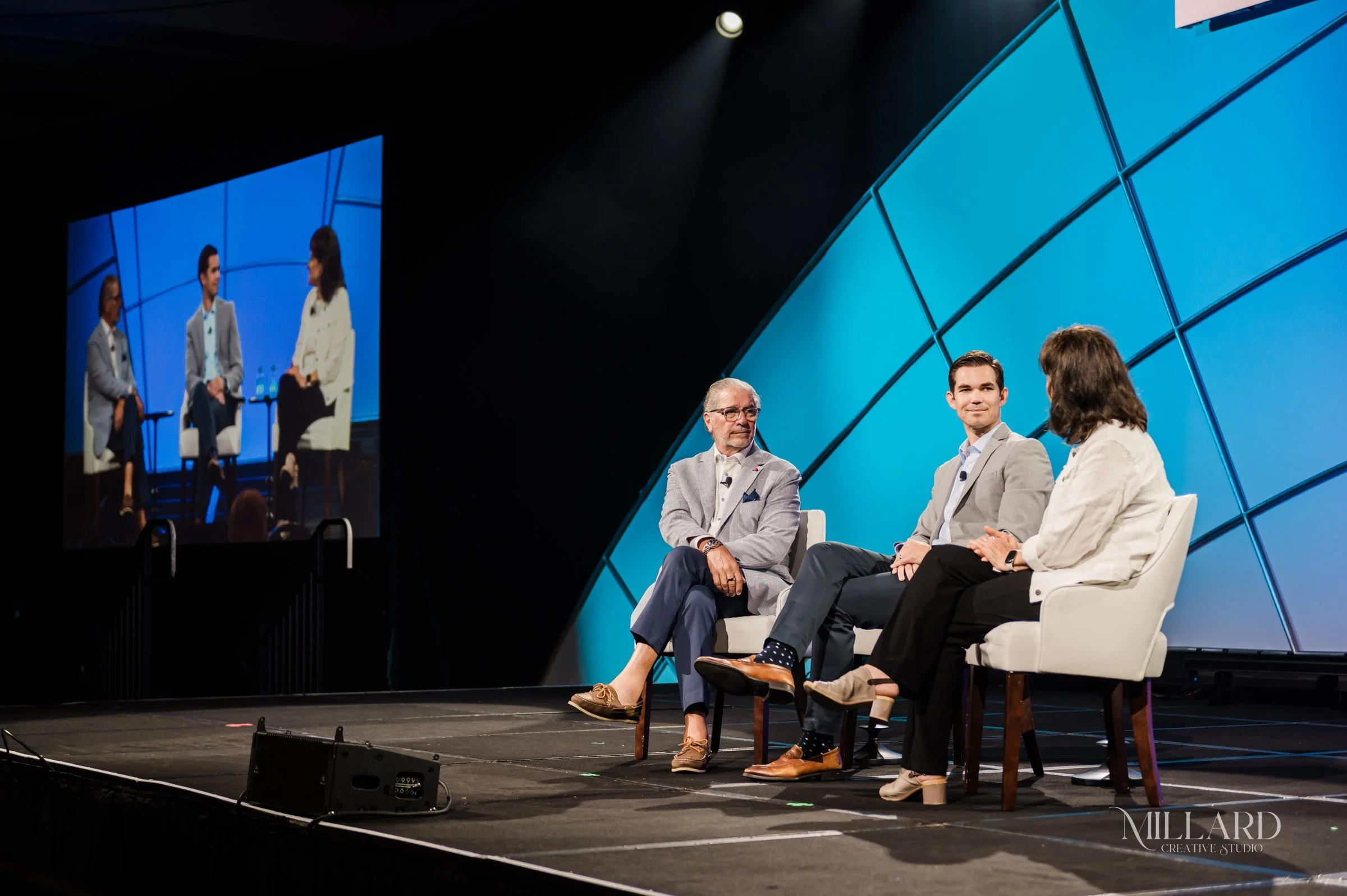 corporate-conference-stage-speaker-273.jpg