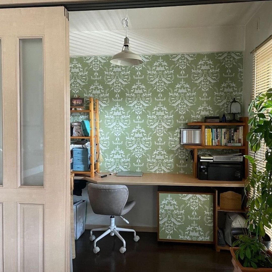 We are a little bit late for #wallpaperwednesday (we'll have to think of a clever hashtag for Thursdays; 'thwallpaper' doesn't quite cut it...) but here is a beautiful home office space, courtesy of @wallpaper_museum_walpa_osaka and @walpanian - our 