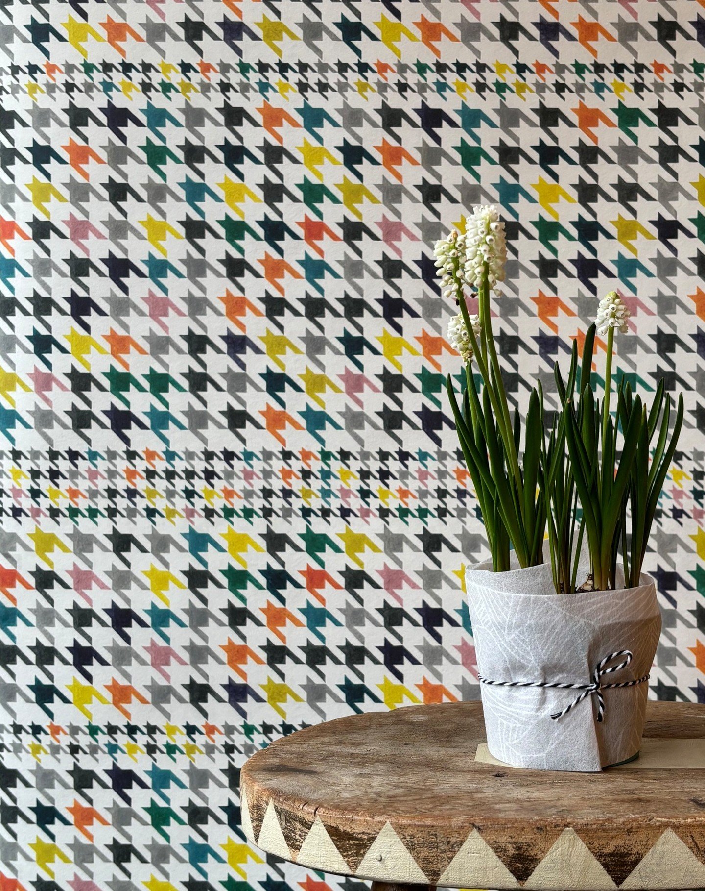 It's finally here! Introducing 'Derby', our newest wallpaper, for today's #wallpaperwednesday post!

Derby comes in two dazzling colourways, 'Palomino' (first slide) and 'Dapple Grey' (second slide). Did you know that Yukari originally hand painted e