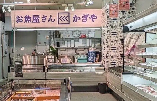 For today's #wallpaperwednesday we have a client photo via @wallpaper_museum_walpa_osaka of our Swimming in the Sea 'Pacific' wallpaper. Can you where our underwater friends are placed? That's right, a fishmongers in Japan!

'Osakanayasan Kagiya' (A/