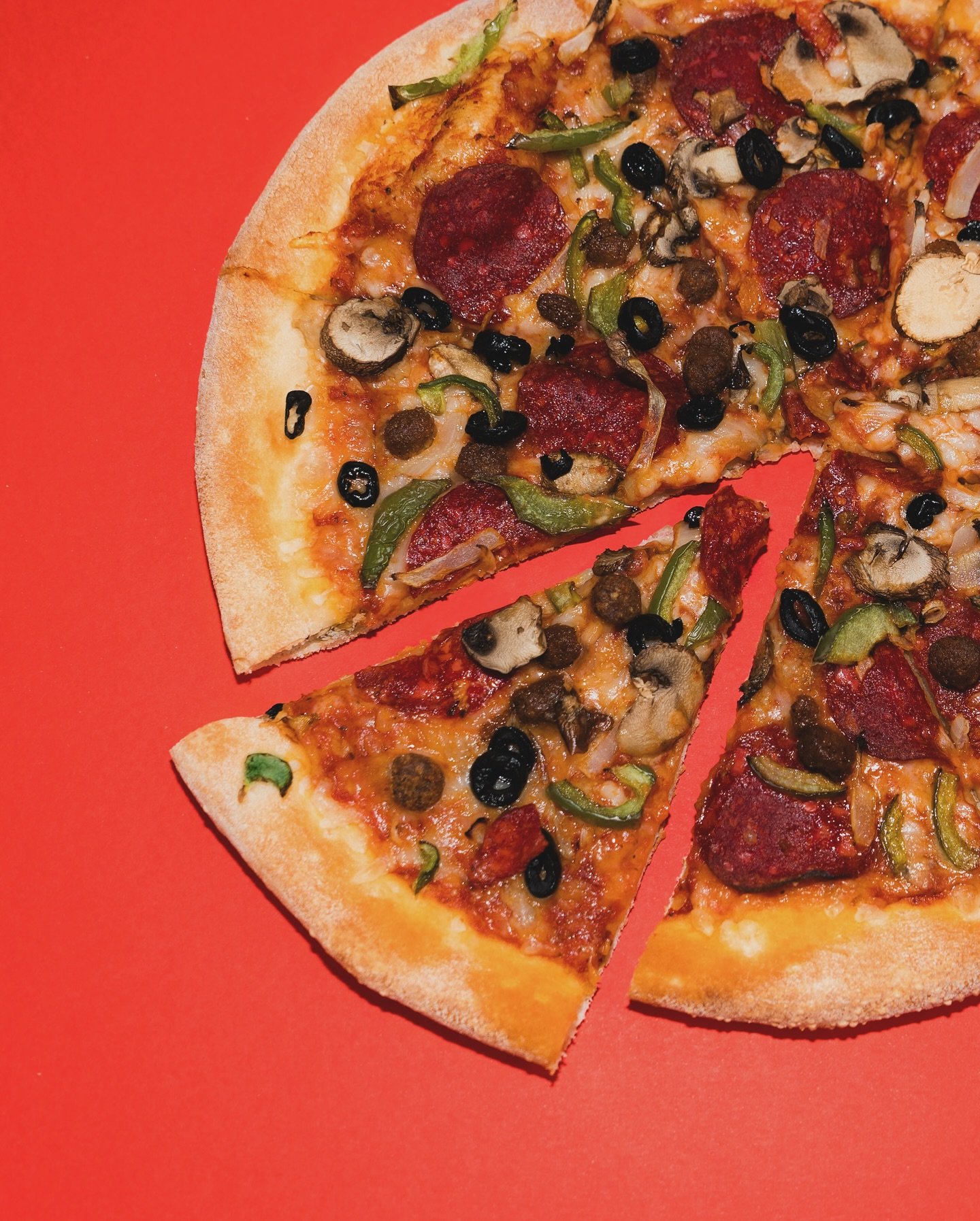 🍕 𝗣𝗔𝗣𝗔 𝗝𝗢𝗛𝗡𝗦 🍕 

🌱 @papajohnsuk THE VEGAN WORKS pizza, shot in my home studio just for fun 📸

➡️ Swipe for before/during the edit ✍🏻 

💫 My gear:
- Sony a7iv
- Sony 24-70mm 
- Kenro lighting
- Godox flash
- Edited in Lightroom

Need a 