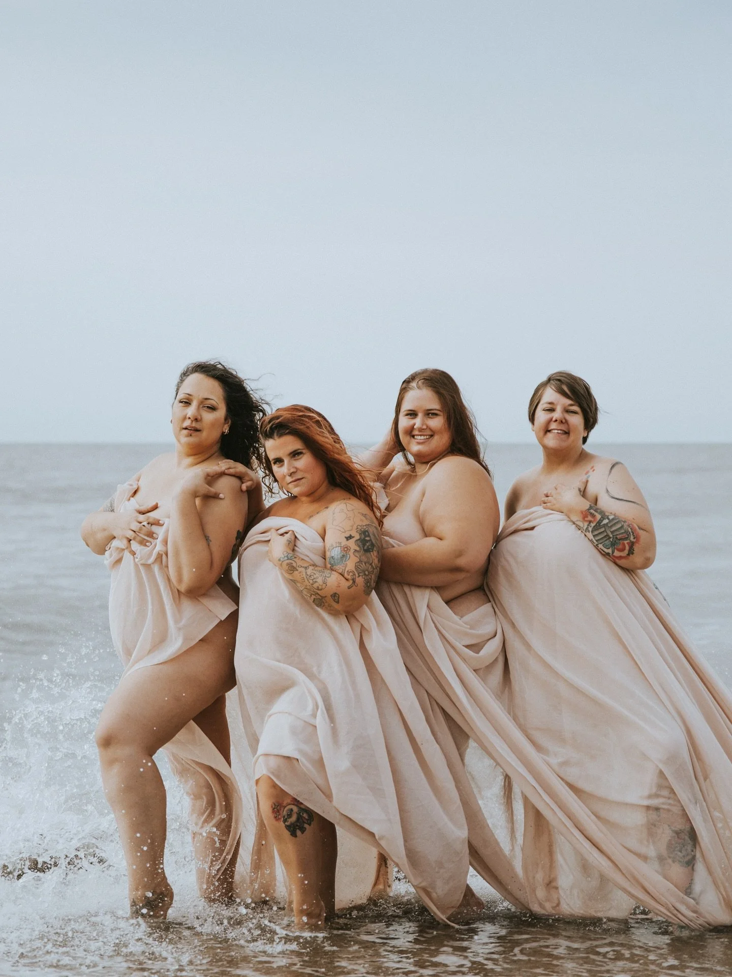 Ce jour-l&agrave;, ce n&rsquo;&eacute;tait pas &laquo; juste &raquo; une s&eacute;ance photo.
C&rsquo;&eacute;tait un cri doux. Une prise d&rsquo;espace. Un lien de sororit&eacute;.
Merci les filles pour cette &eacute;nergie de feu, pour vos rires, v