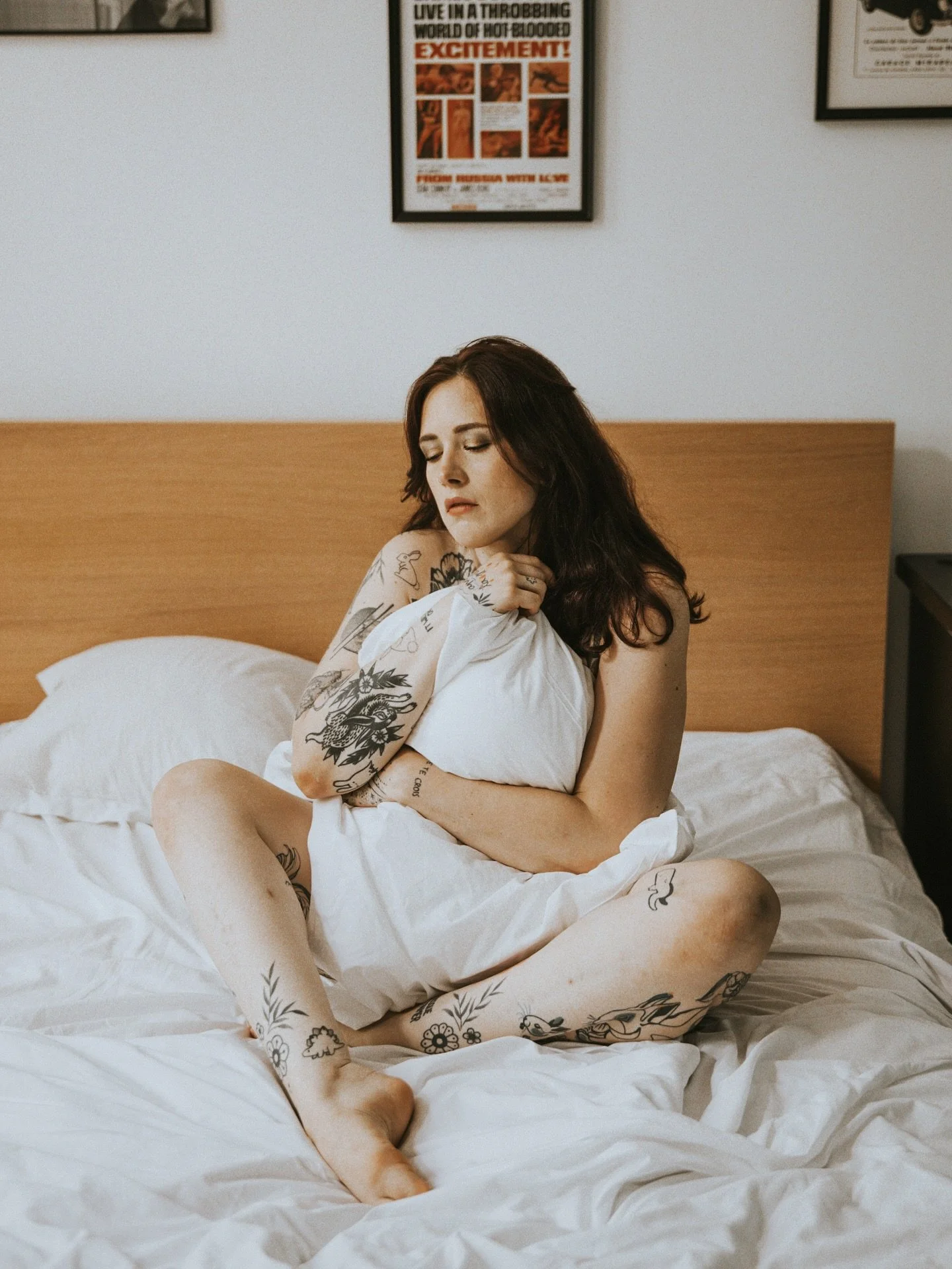 De la douceur, encore &amp; toujours, avec la fabuleuse @whynotsimone

Vous ne la suivez pas encore ? Courez-y ! 

#heurebleuephoto #femalegaze #lover #lovephotographer #couplephotographer #femalephotographer #femalephotographers #sensuality #intimis