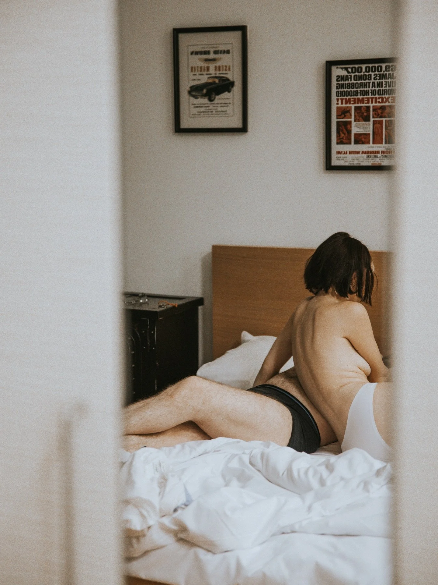 L&rsquo;ambiance d&rsquo;un dimanche matin.
Pas de poses, pas de stress. 
Juste la tendresse brute, la vraie intimit&eacute;, 
celle qui ne se montre pas d&rsquo;habitude.

Et si c&rsquo;&eacute;tait &ccedil;a, votre s&eacute;ance photo ?
&Ccedil;a v