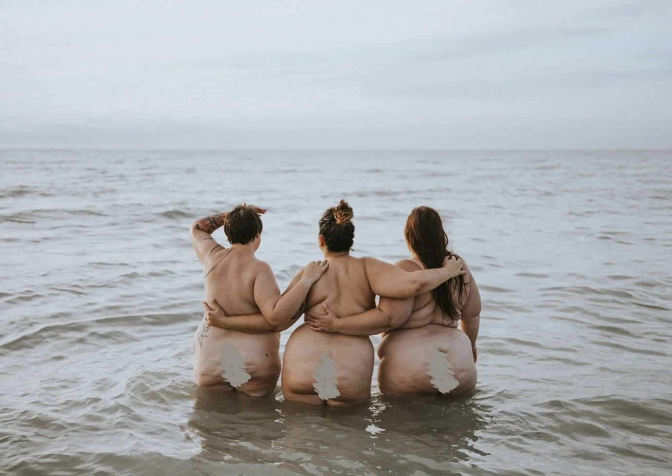 Queens 👑🧜🏼&zwj;♀️🌊

Avec les fabuleuses sir&egrave;nes @daphnee_nufard  @eclat.des.courbes et @maureenlucassaoudi 

#heurebleuephoto #femalegaze #lover #lovephotographer #couplephotographer #femalephotographer #femalephotographers #sensuality #in