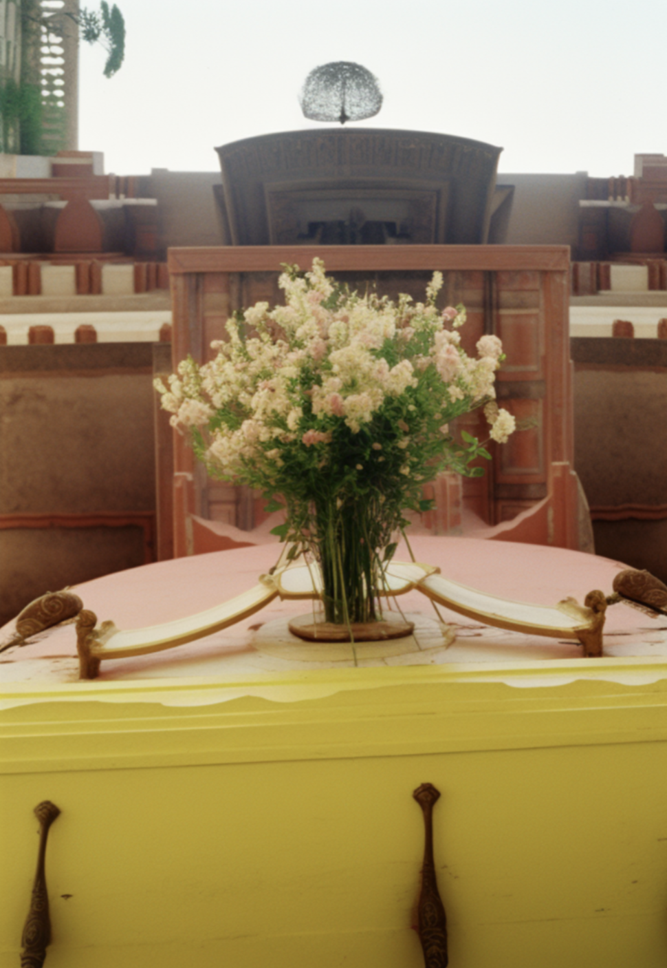 Un bouquet de fleurs colorées placé sur une table dans une salle décorée de manière sophistiquée.