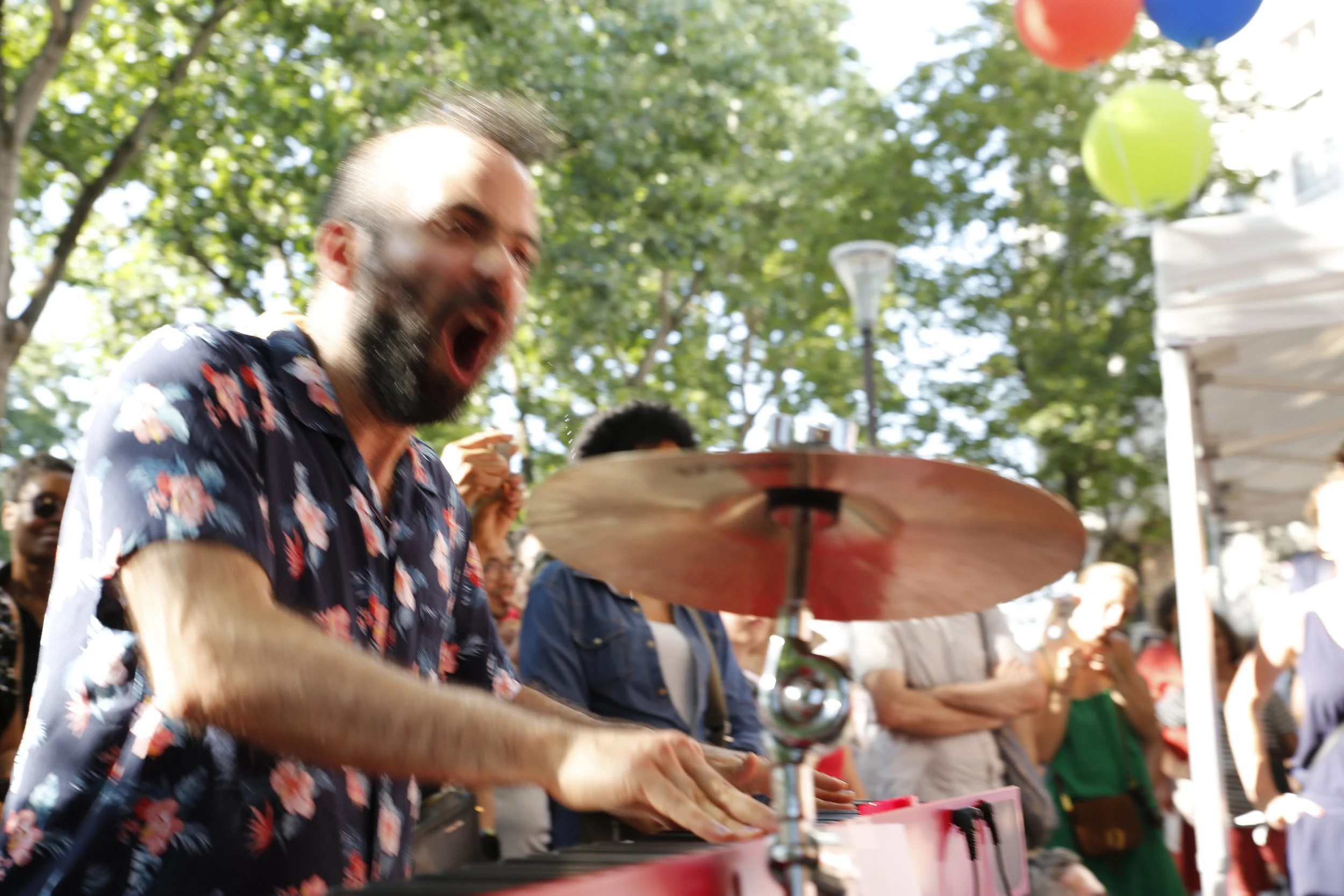Assaf jouer le piano et dirige ses chorales pendant le festival Voix sur berges. l'image est flou et on ressente l'énergie très forte.