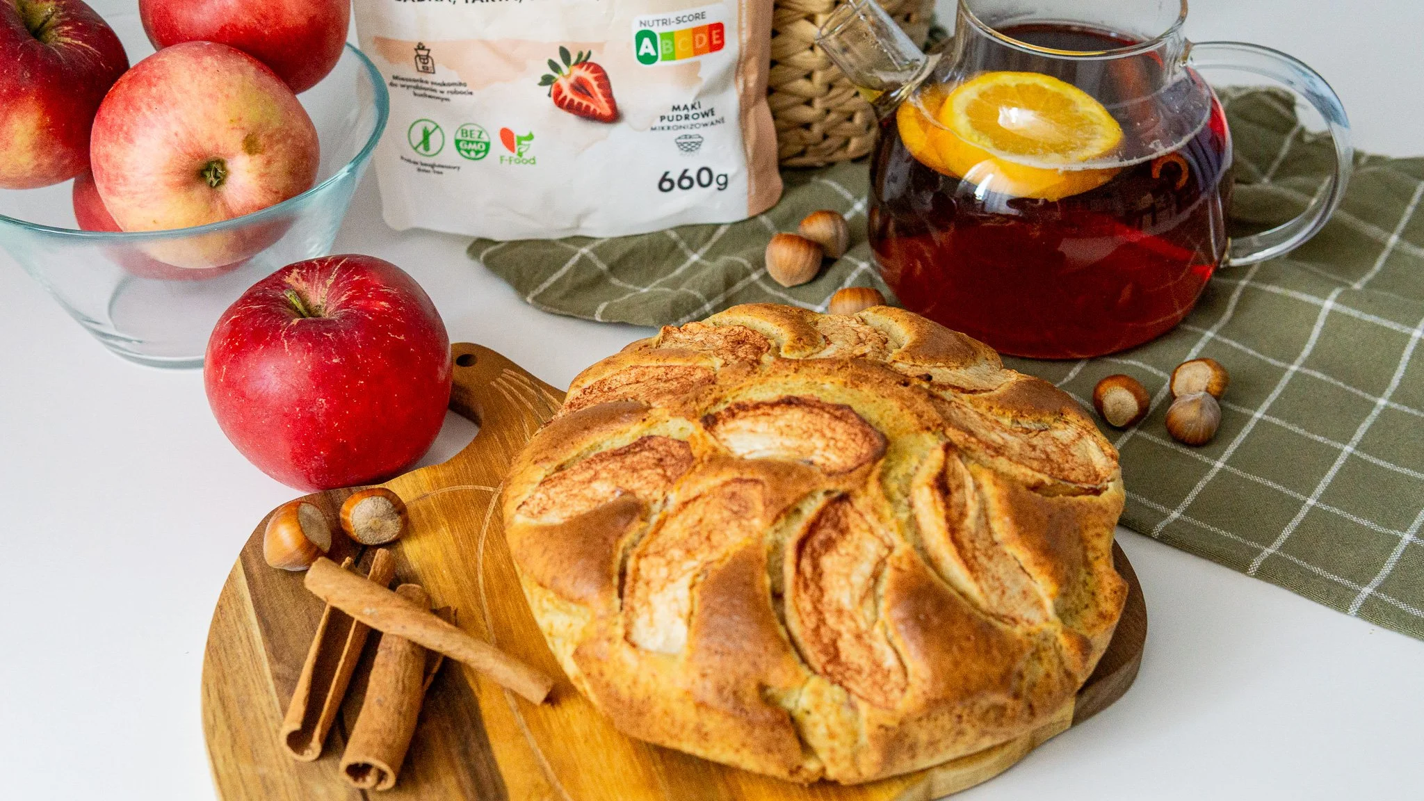 Bezglutenowe mąki pudrowe Moncana — packshot produktów z jabłkami i domowym wypiekiem