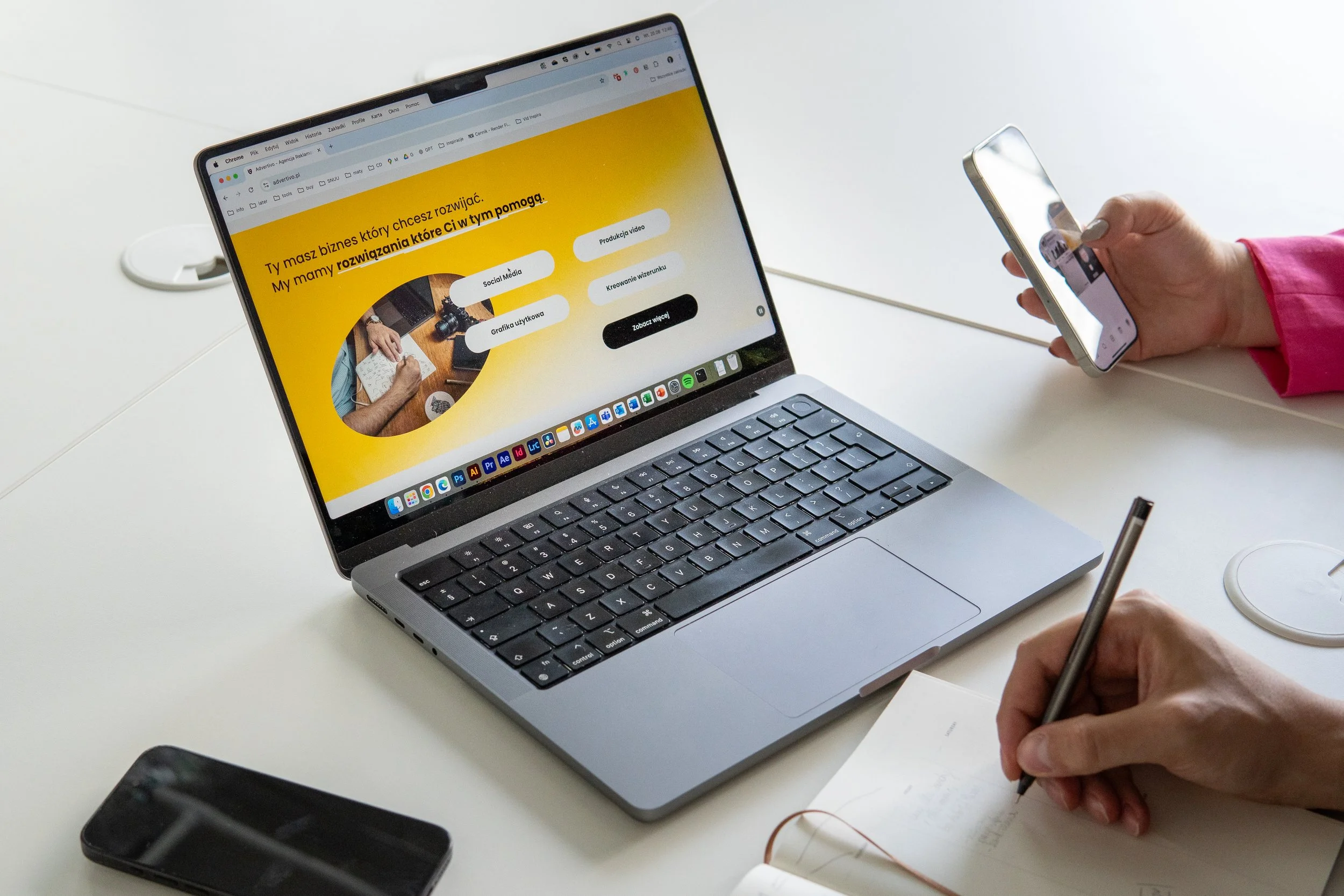 Praca nad treściami dla klienta — strona internetowa na laptopie