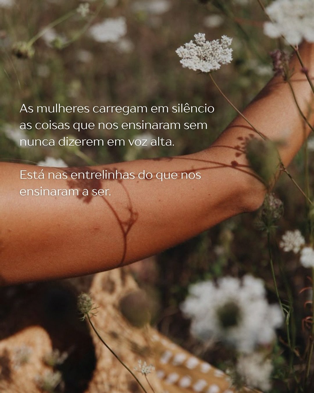 No THE FEMININE PATH vais encontrar o caminho de volta a ti &ndash; &agrave; mulher que n&atilde;o precisa carregar tudo sozinha, que compreende a vulnerabilidade como for&ccedil;a, que se reconecta ao seu &uacute;tero, &agrave; sua linhagem e ao pod