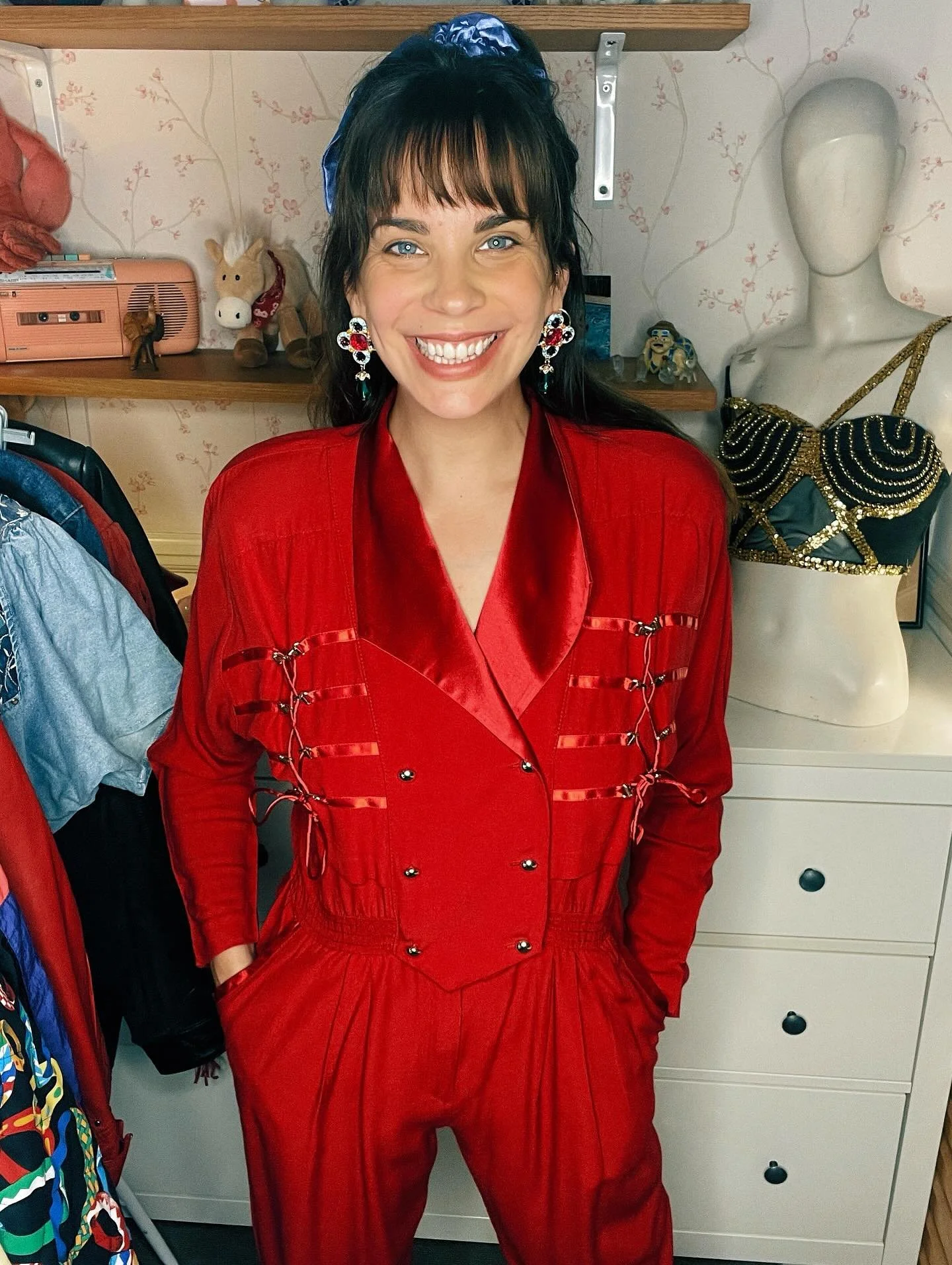 💫AVAILABLE💫

*PREMIUM PIECE VIA WEBSITE* 

Out of this world 1980s Joseph Ribkoff deep red jumpsuit w/ tie detailing 😍

This is flipping gorge! The colour is so vibrant and the tie detailing, cinched waist and shoulder pads give it that extra 80s 