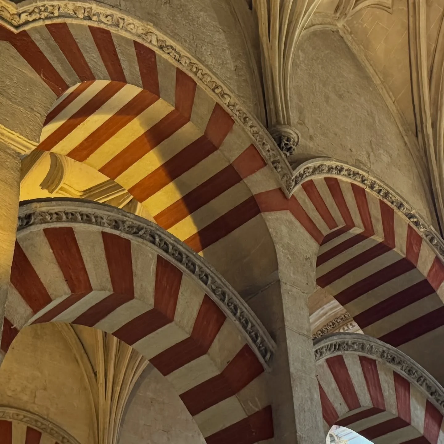 Ich stehe in der Mezquita-Catedral von Córdoba.
Ein Ort, der eigentlich zwei ist – Moschee und Kathedrale.
Zwei Glaubensrichtungen, zwei Geschichten, zwei Wahrheiten,
die sich hier nicht bekämpfen, sondern umarmen.
Und während