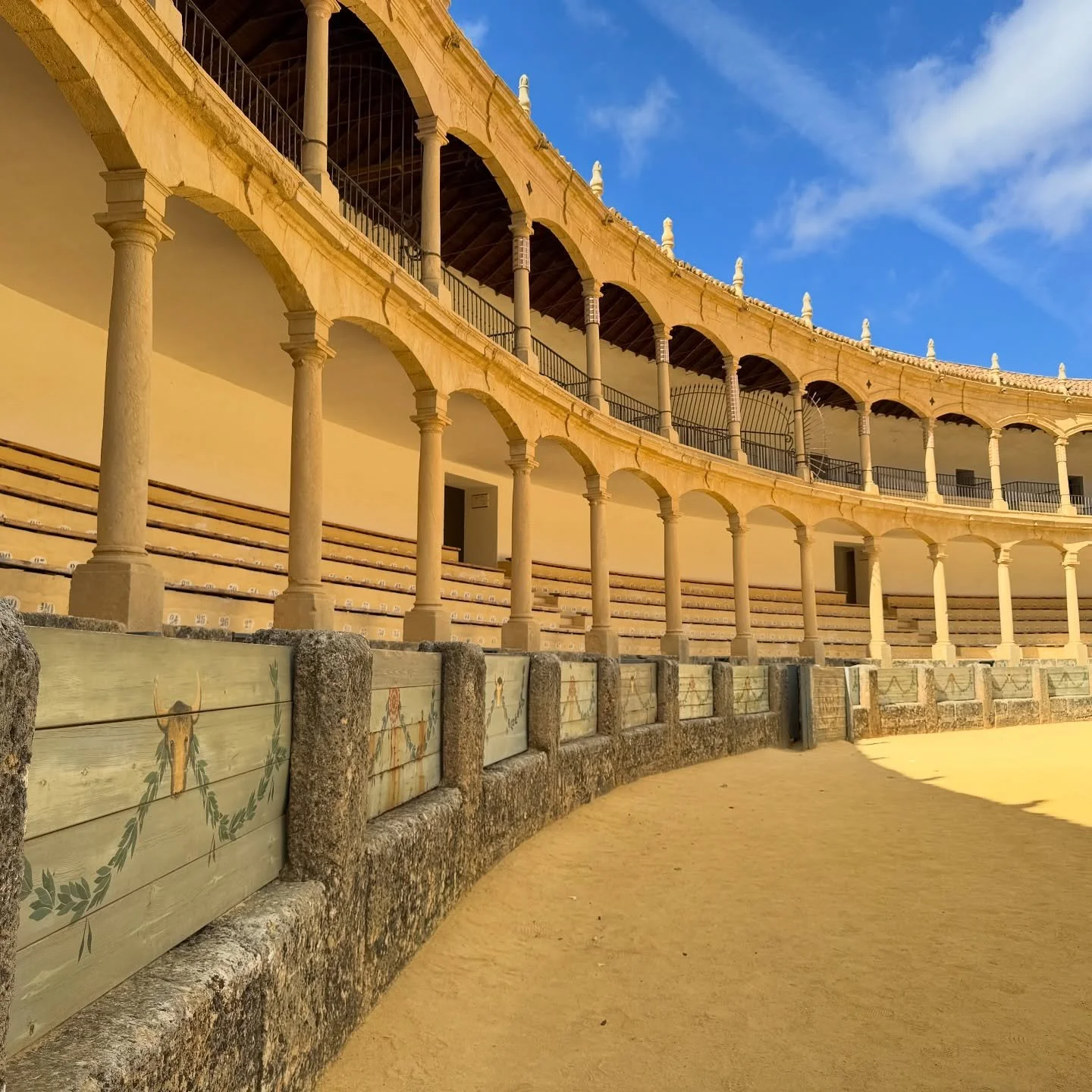 Ronda – zwischen Mut und Mitgefühl.
Ich sitze in dieser alten Arena,
spüre den Wind, das Echo der Vergangenheit –
und bin innerlich zerrissen.
Geschichte, Stolz, Eleganz – und Schmerz.
Ich sehe, wie Menschen einst den Mu