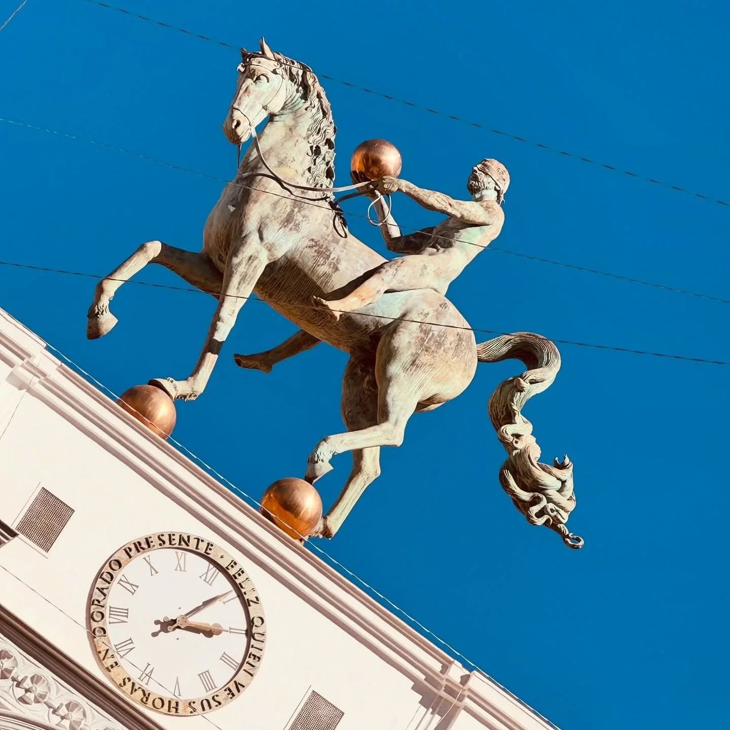 Ich stehe in Granada, vor einem Reiter mit verbundenen Augen.
Er balancierte auf zwei Kugeln,
die Welt in der Hand – und sah nichts.
Und plötzlich wird mir klar:
Er ist nicht blind.
Er ist frei.
Denn wer sehen will, versucht zu kontrolli