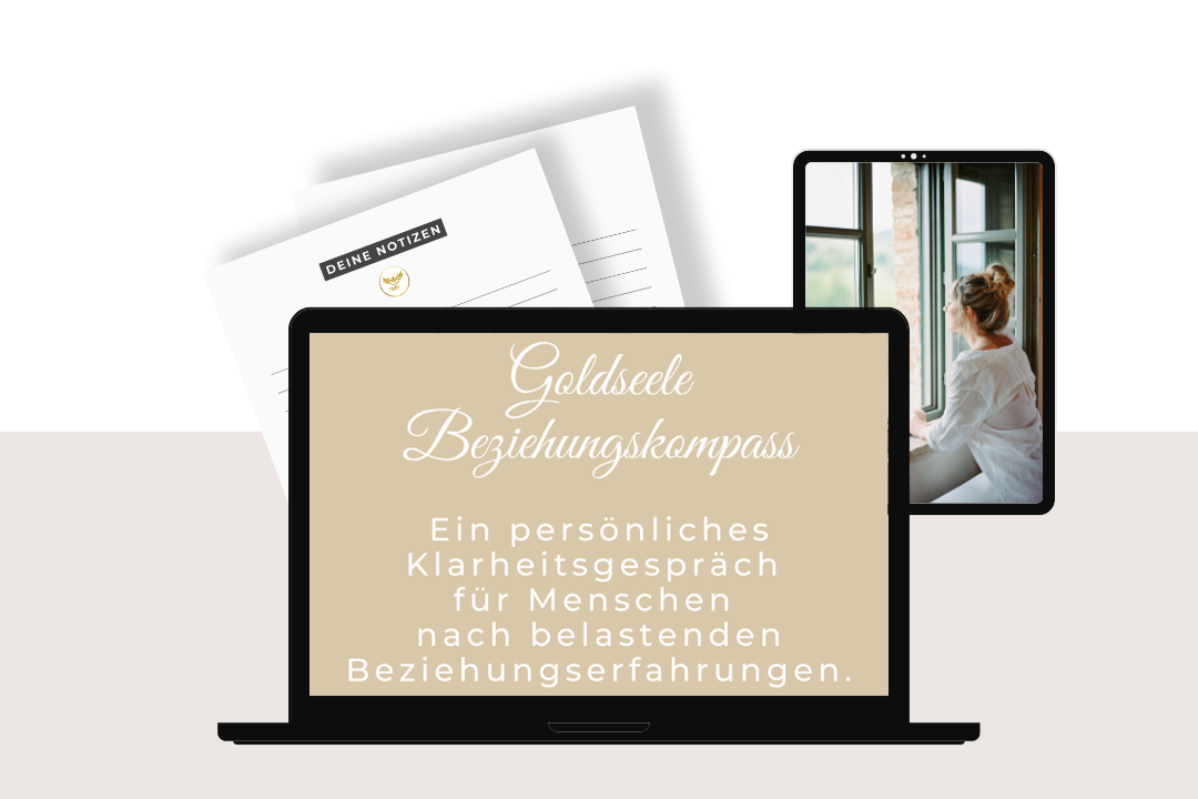 Ein Laptop zeigt eine Seite mit dem Titel "Goldseele Beziehungskompass" und beschreibt ein persönliches Klärungsgespräch für Menschen nach belastenden Beziehungserfahrungen, im Hintergrund sind Notizblätter und ein Tablet mit einem Foto einer Frau, die an einem Fenster sitzt.