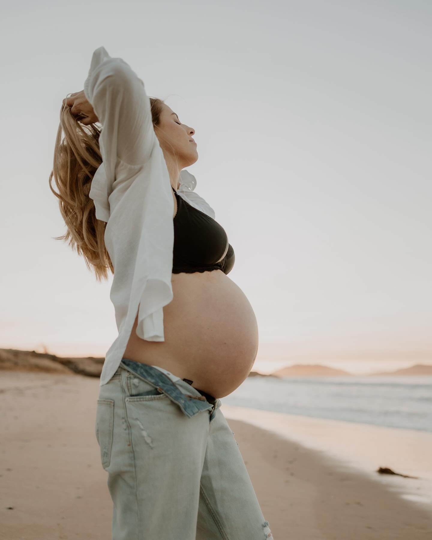 💫a few memories from a time where I could move much more easily and was a lot more comfortable than I am now 😂 

I was so lucky to take part in the @woven_dreams_workshops_  by being a maternity model for their sunrise mentor shoot with one of the 
