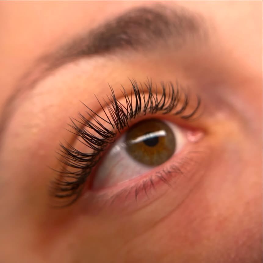 ✨short classic lashes are the perfect way to achieve the mascara look without the messy makeup removal!
