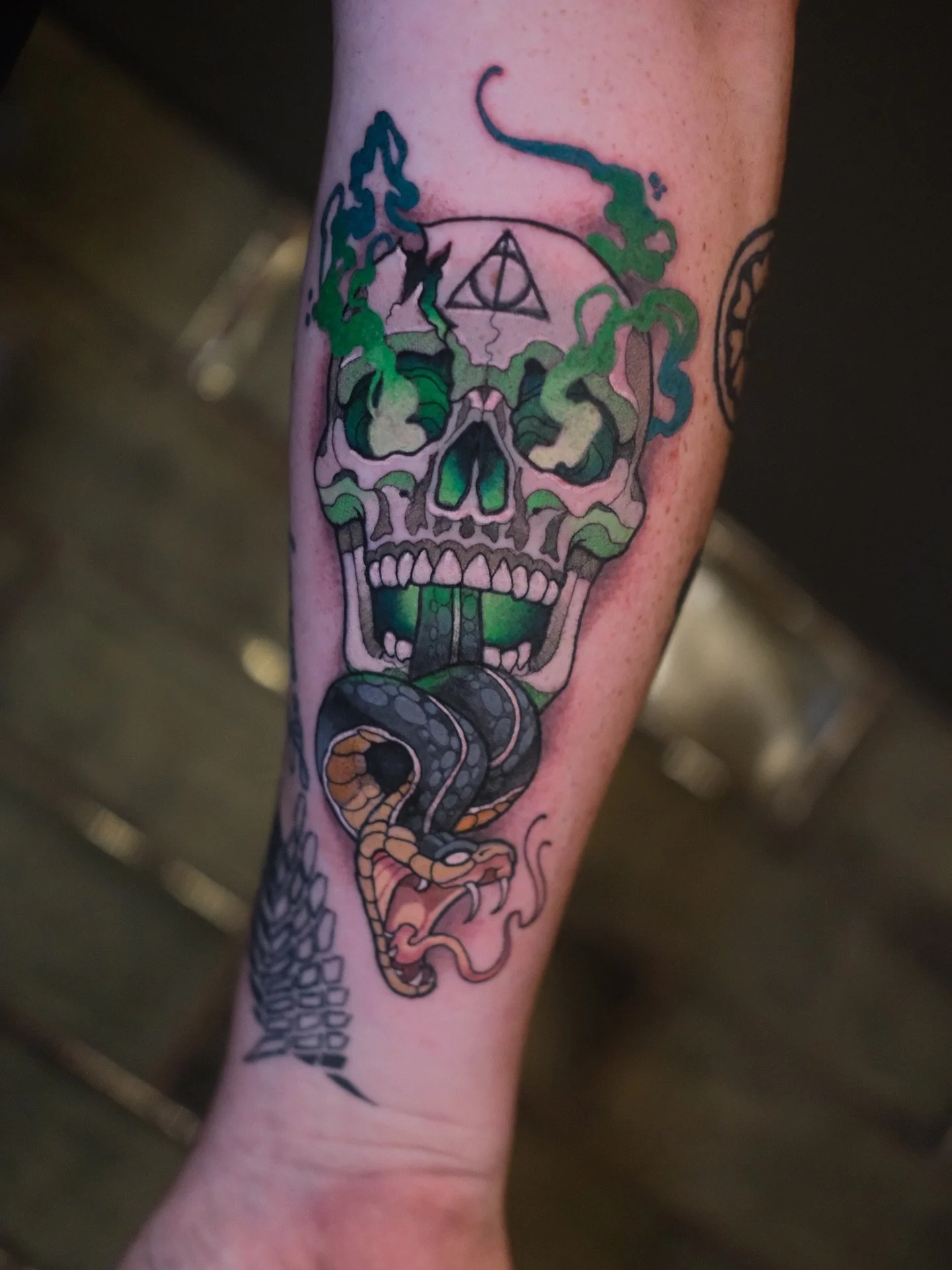 Sam’s dark mark tat with a neotrad twist. I love doing Neotrad stuff like this. If you want some cool medieval style stuff message me cuz I’m well keen to do more like that! 
Done at @pardonmyfrenchtattoo • Booking link in bio 
#ha