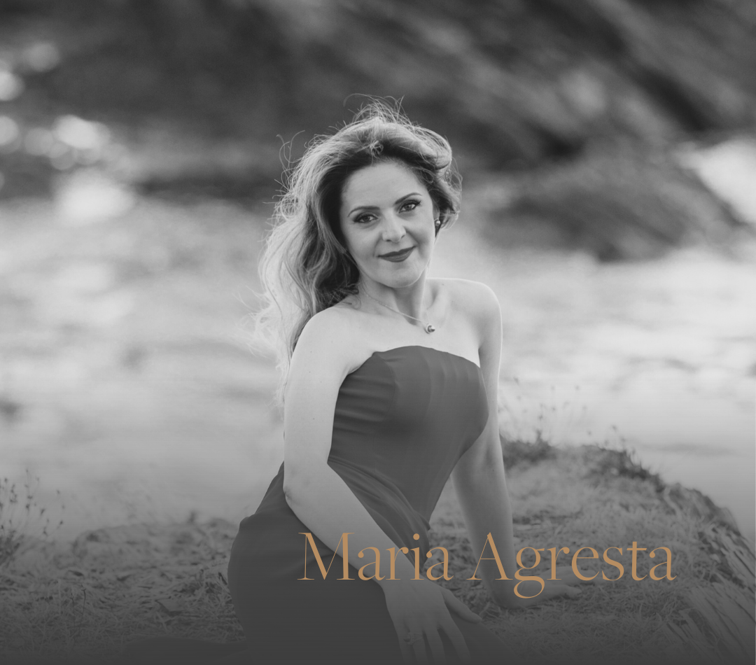 Retrato en blanco y negro de una mujer con vestido en una escena al aire libre, con el texto 'Maria Agresta' en la parte inferior.