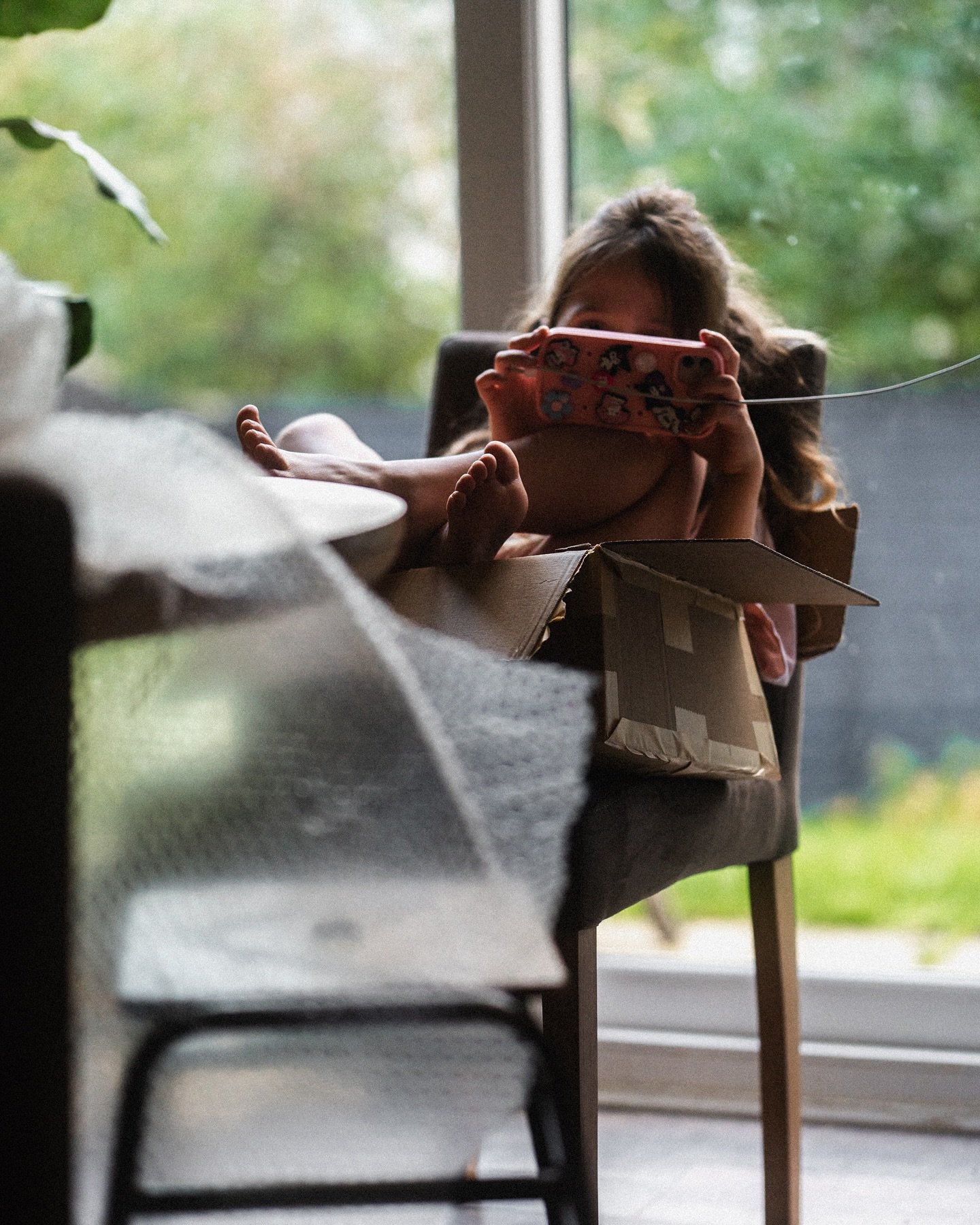 📸

#throughmotherseyes #reality #motherhood #familydocumentaryphotography #sweetandsour