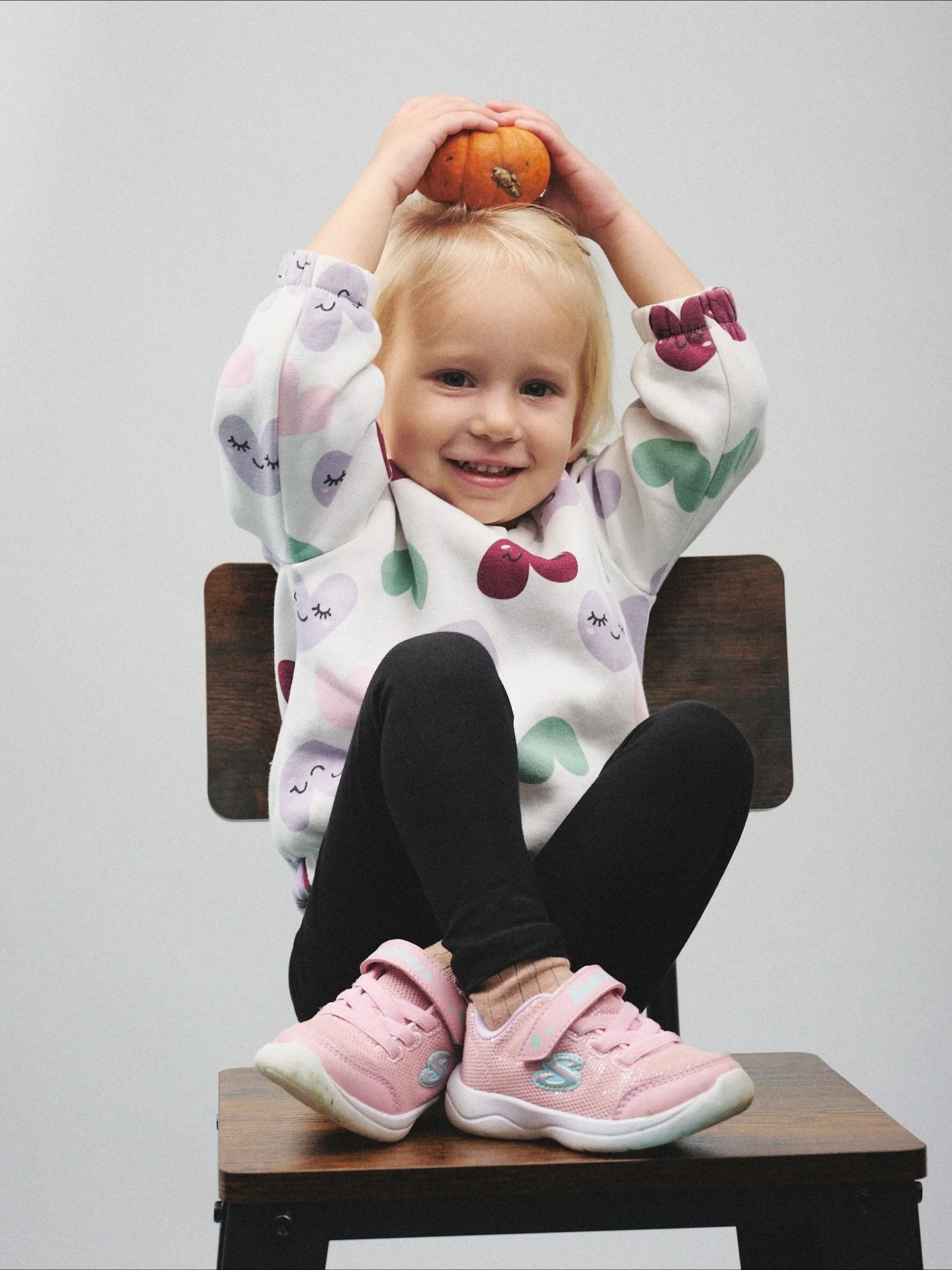 Recently while shooting in a studio, I had absolutely the sweetest visitor ever seen. 🤩🥰
-
-
- 
#studio #childrenphotography #kidsstyle #autumn #photography #familyphotographer