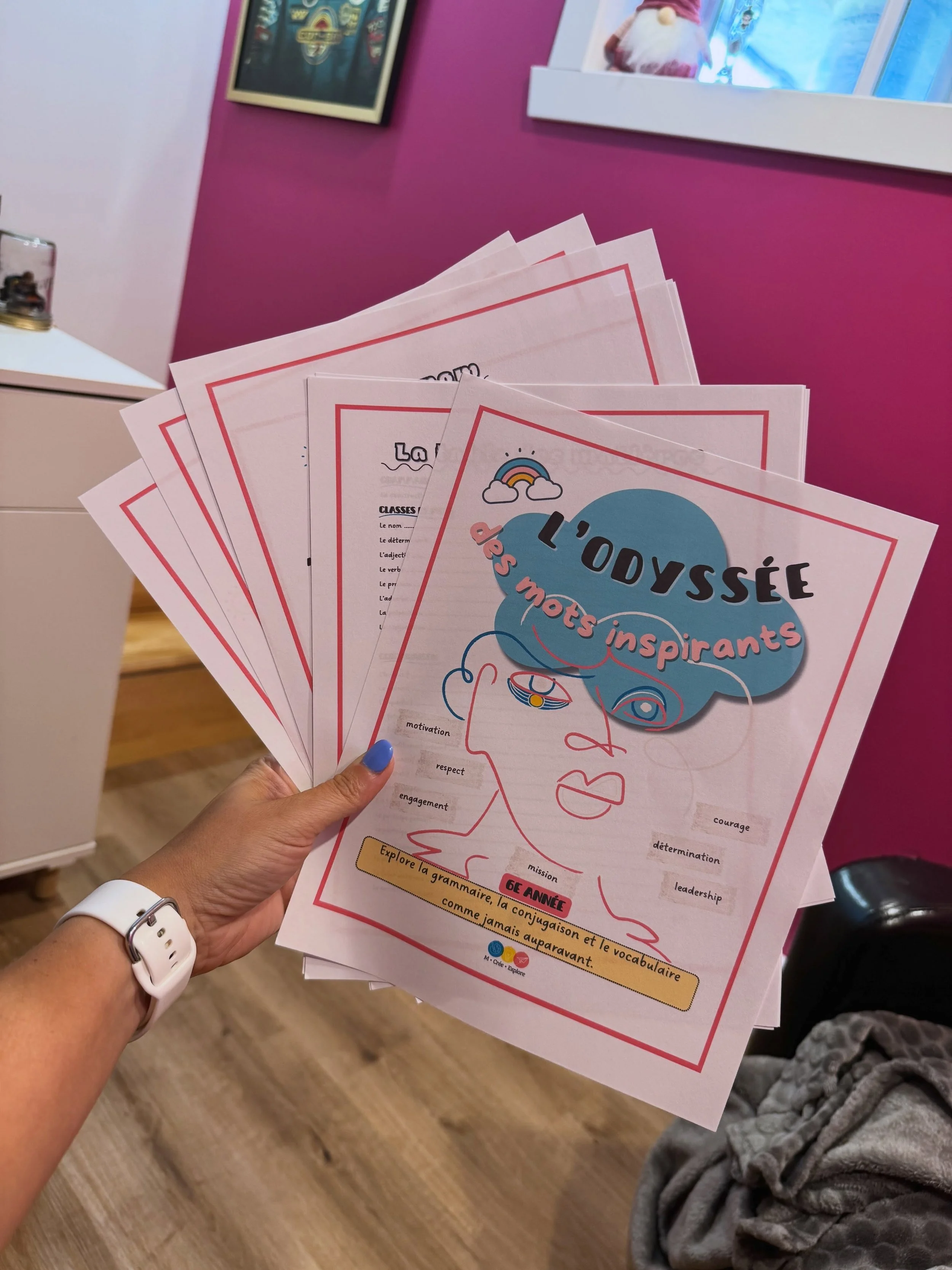 📣 IL EST ENFIN L&Agrave;&Agrave;&Agrave;&Agrave;! 🎉📚! ! 

Apr&egrave;s plusieurs heures (bon&hellip; BEAUCOUP d&rsquo;heures 😂) de cr&eacute;ation, de r&eacute;flexion, de modifications et de relecture&hellip; je peux enfin vous pr&eacute;senter 