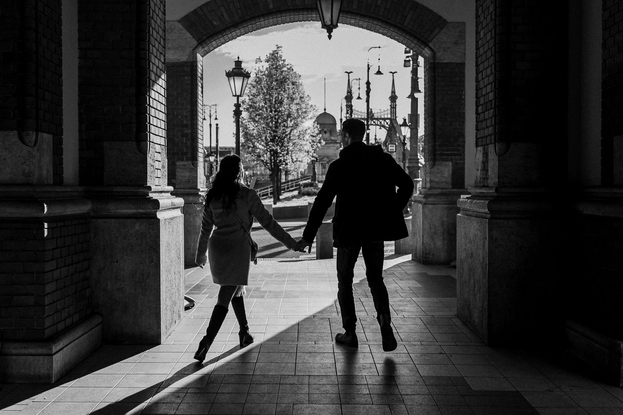 budapest-couple-photosession-danube-liberty-bridge.jpg