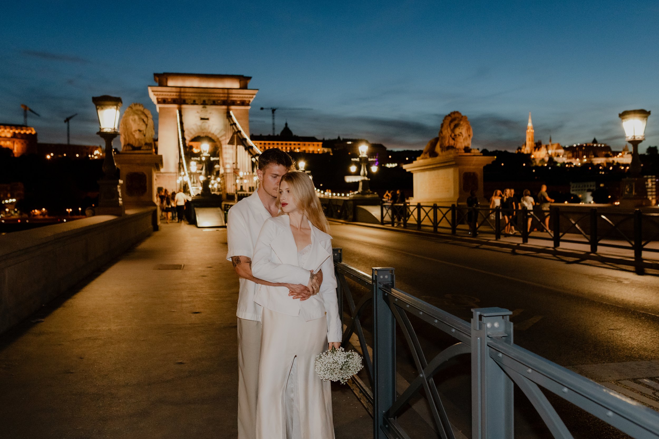 budapest-chain-bridge-couple-wedding.jpg