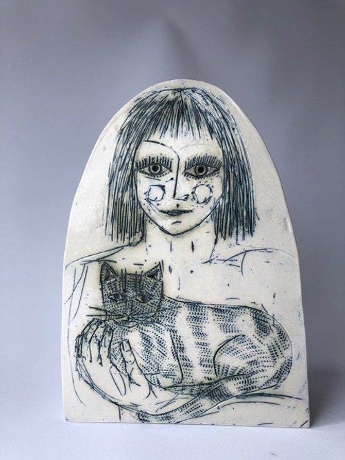 Grogged porcelain cats with oxide inlay