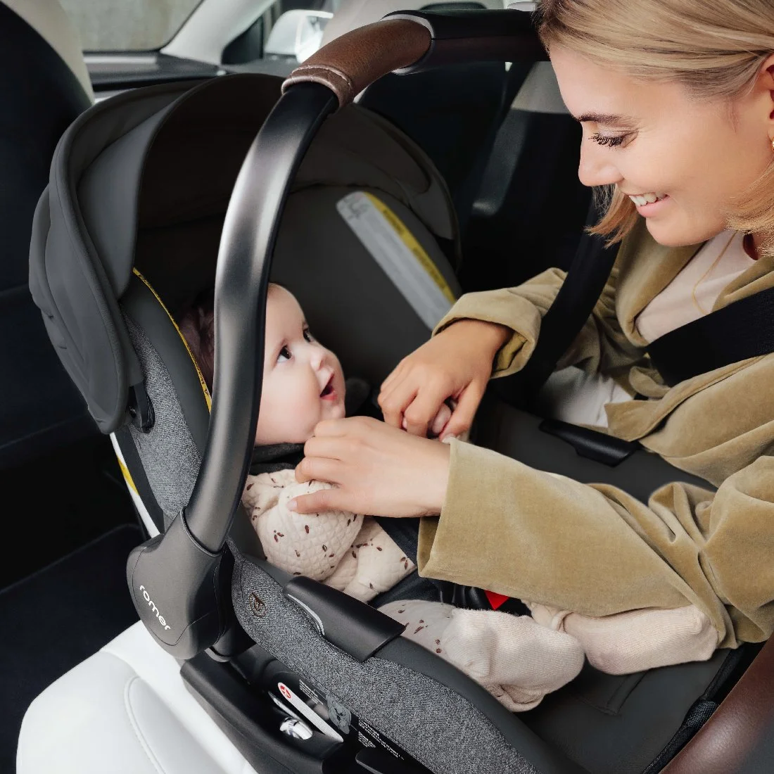 Un bébé dans un siège auto pour nourrisson.