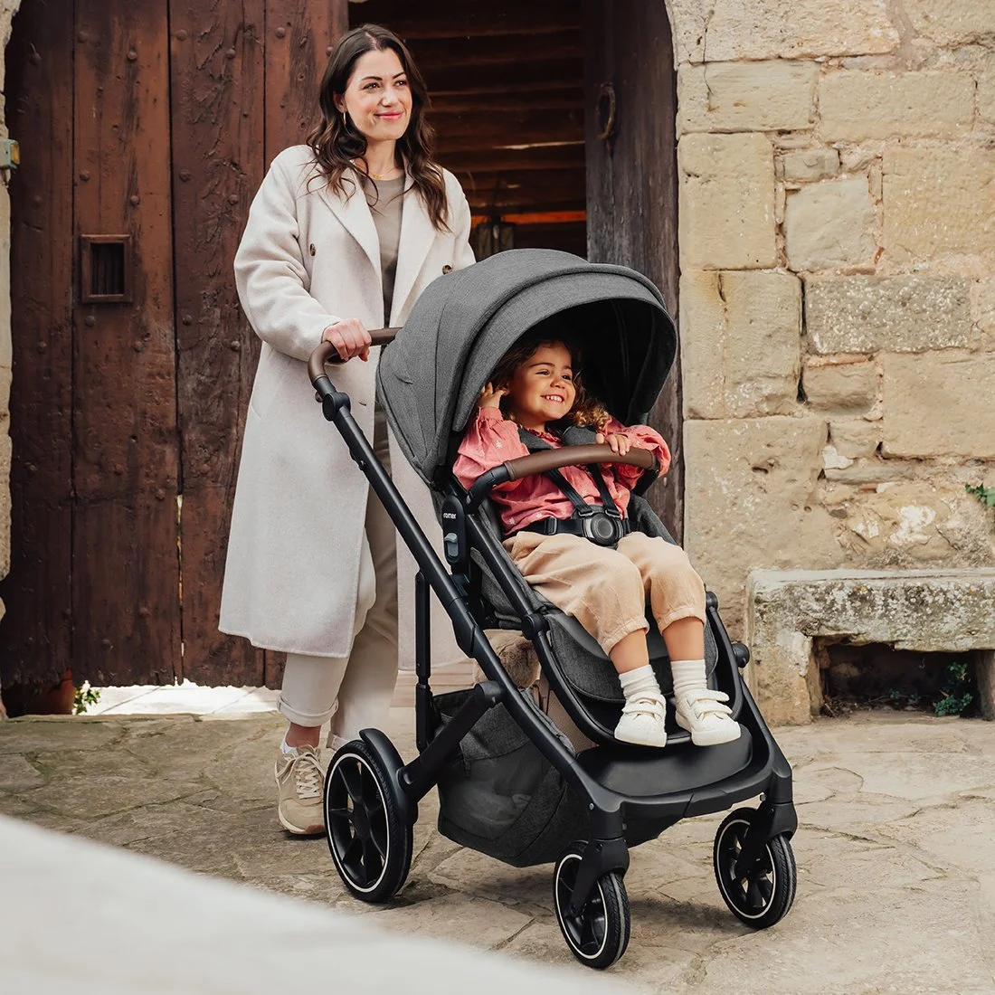 Une petite fille dans une poussette.