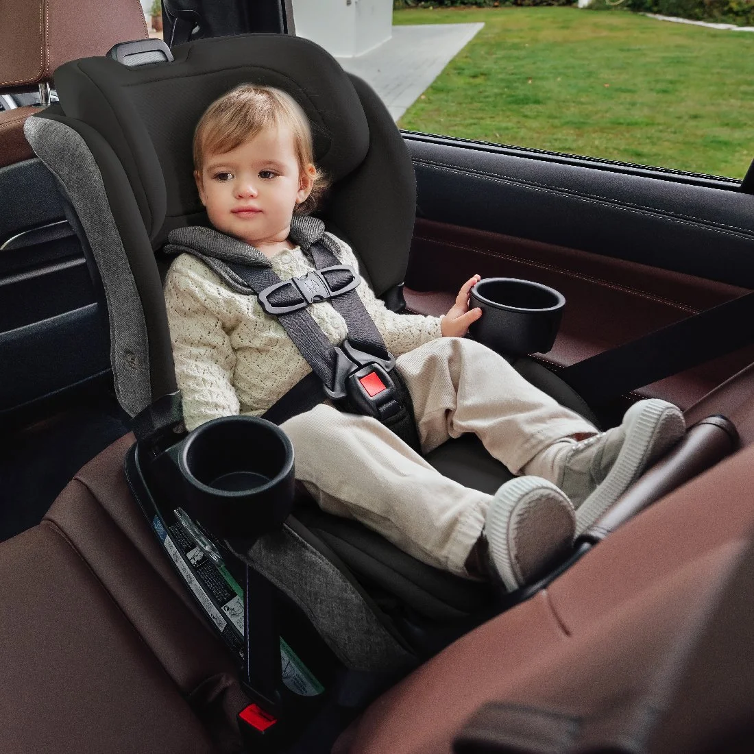 Un enfant dans un siège d’auto convertible.