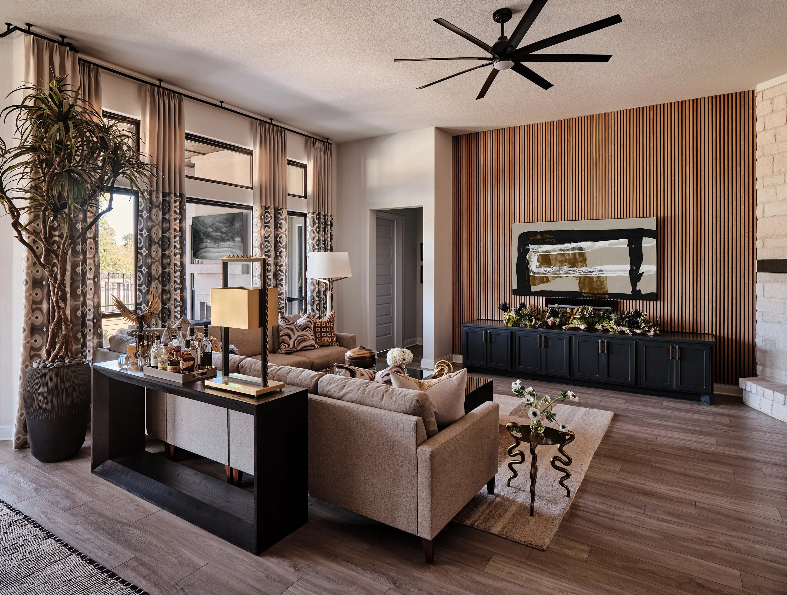 Cyndi Hopkins Design, Interior Design, Georgetown Texas Interior Designer, Austin Interior Design, Luxury Hill Country Designer, Entryway, Styling, Console, Lighting, Bespoke Design, High-End Design, Elegant Interiors, Luxury Design, Renovation, Resi