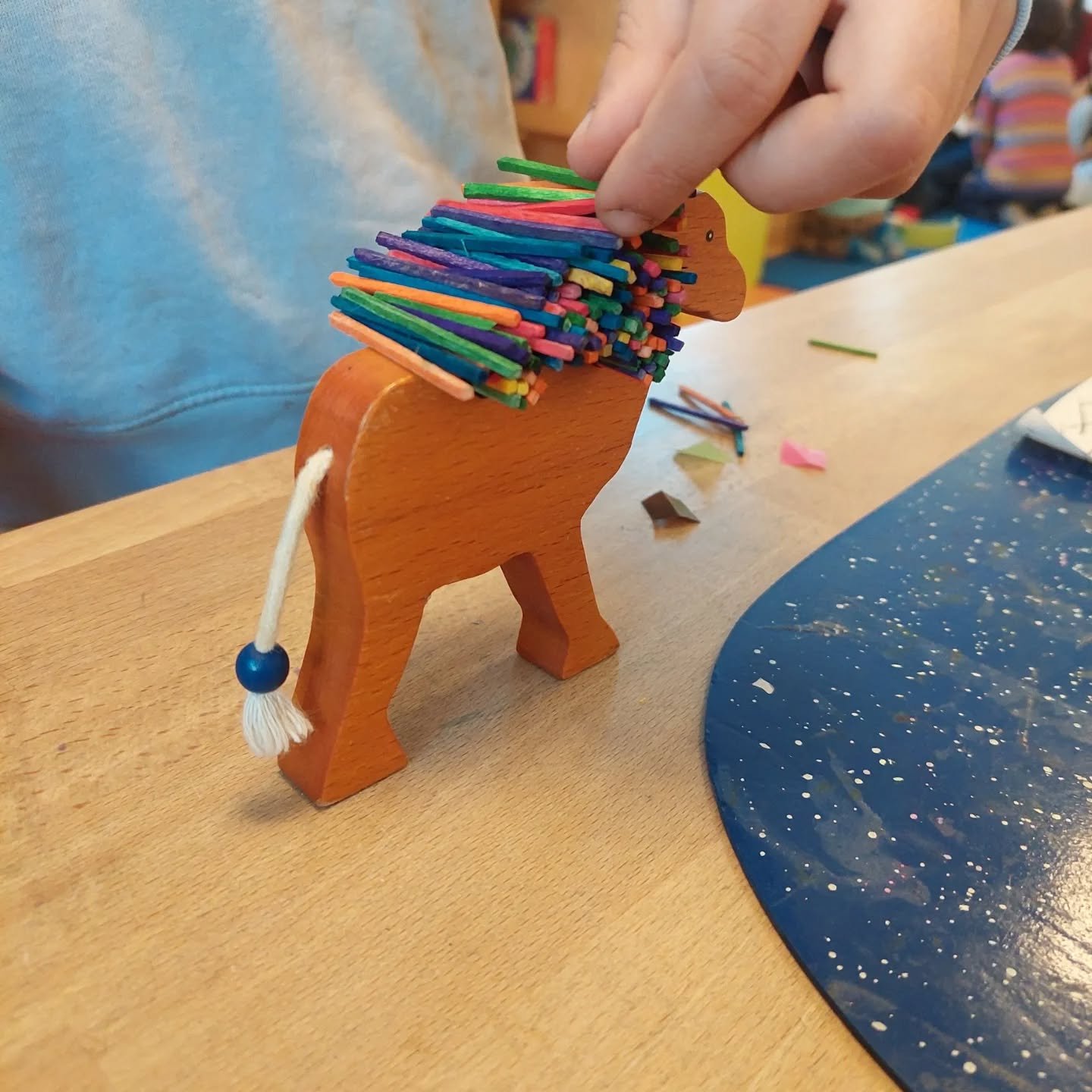 Fingerfertigkeit, Ruhe und Kreativit&auml;t waren hier gefragt.
 Wie viele kleine Holzst&auml;bchen passen auf einen Esel? 
Und was kann man aus Duplosteinen alles bauen? Z.b. einen Skorpion. 

#kreativit&auml;t
#duplosteine