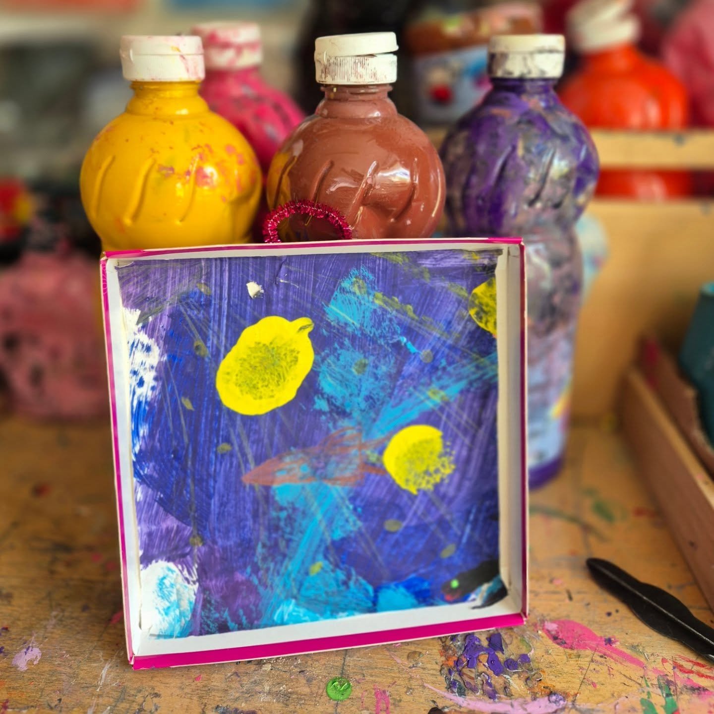Blo&szlig; ein paar alte Schachteln?
Nee! Ganz und gar nicht!
Pralinenschachtel- Upcycling made by KoppelKinder ist nachhaltig und vor allem ein Blickfang 🤩.
Jede Schachtel ein kleines Kunstwerk f&uuml;r sich!
#upcycling
#schachteln
#nachhaltig 
#ku