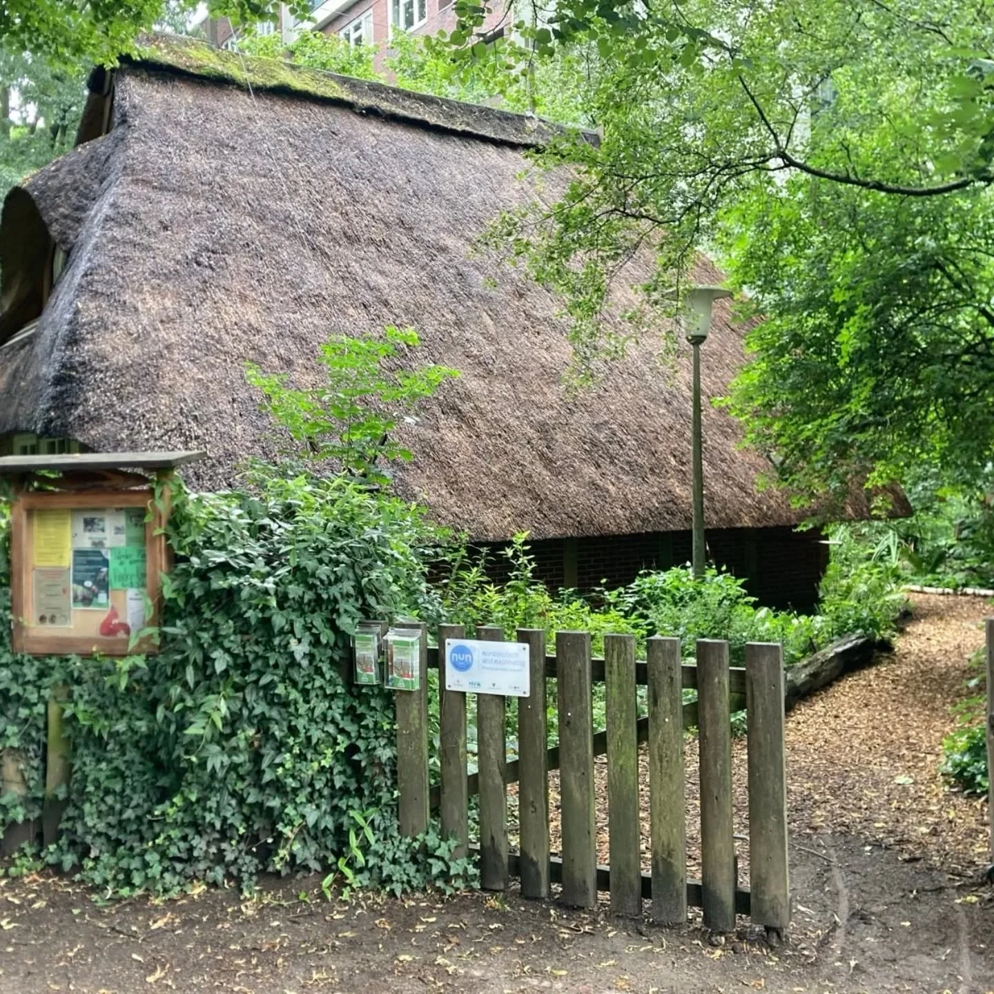 Kennt ihr das &quot;Haus der Bundten Natur&quot;?
Die Spa&szlig;club- Kinder durften es heute kennenlernen und an einem Workshop teilnehmen: Das Leben unter unseren F&uuml;&szlig;en!🐜🐛🐌🪲🐞🕷🪳
Es hat allen unglaublich viel Spa&szlig; gemacht zu s
