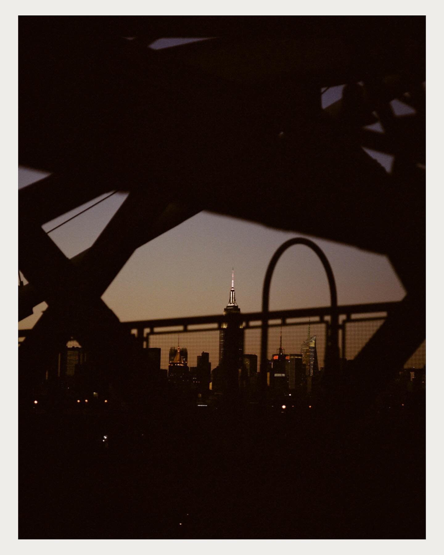Views from the bridge

#NYC #filmphotography

#woofermagazine #filmclubglobal #socialghostmag #filmfridgemag5000 #summersunselection #melonmag #kodakprofessional #stademagazine #pastichethemag