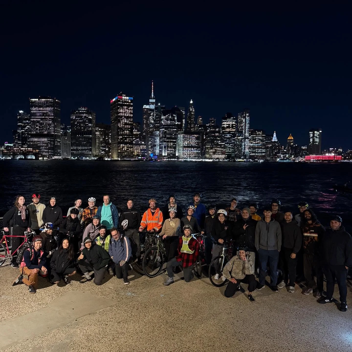 Last Thursday was such a crisp clear night to check out the shimmering waterfront skyline of @brooklynbridgepark and return back to @barfreda801! 🍻 🎸 

Up next, explore @openhousenewyork Weekend🚪by bike this Saturday! First, we&rsquo;ll work our w
