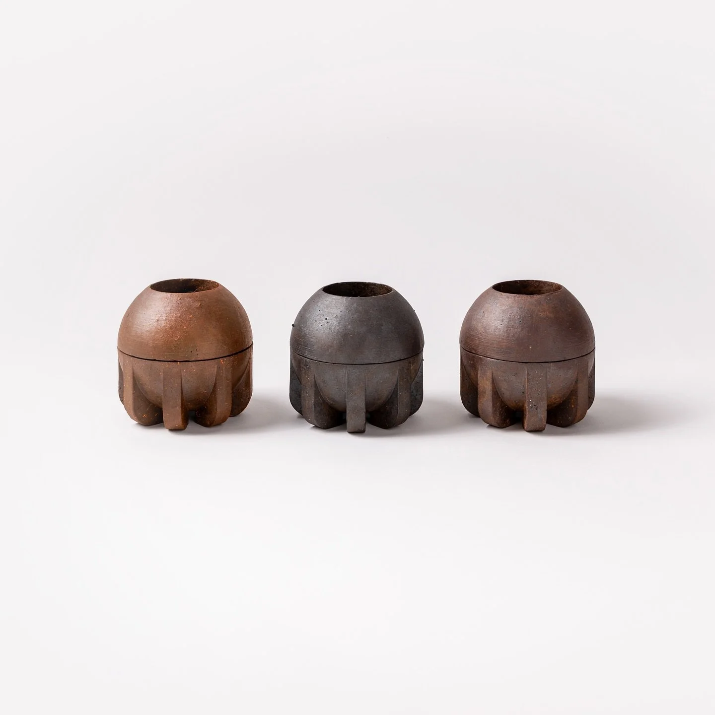 LIVE / Censer: Three finishes, naturally derived through the precise control of oxygen in the kiln.

Launching Autumn 2025.

📷 / @hannahbodsworth 

#censer #incenseholder #productdesign #clay #ketleybrick #ejmstudio