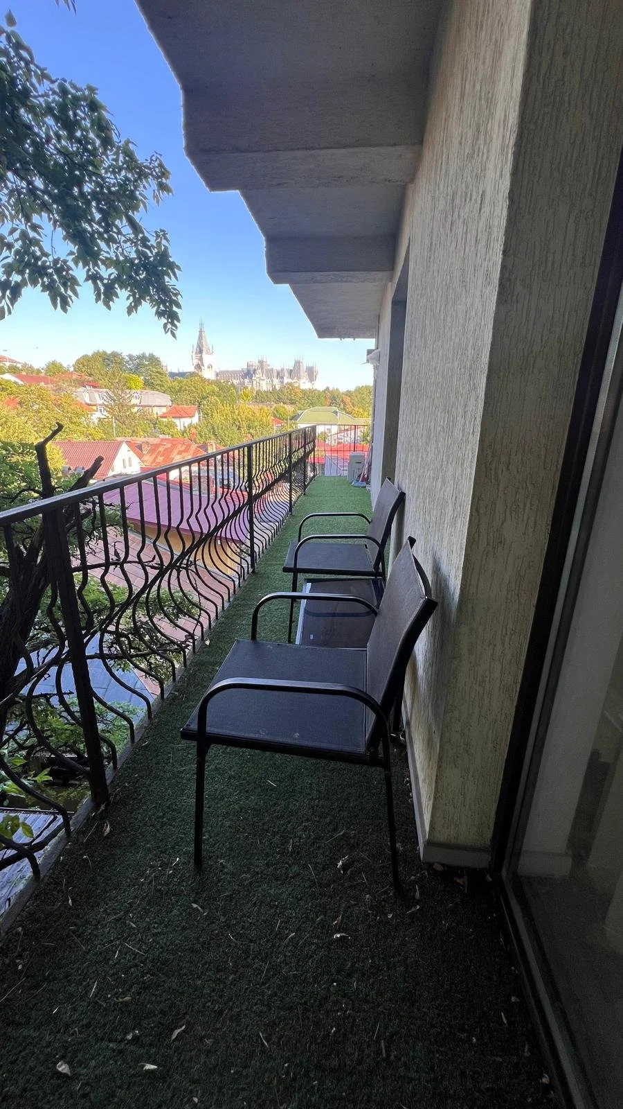Balcon verde cu vedere la Palatul Culturii