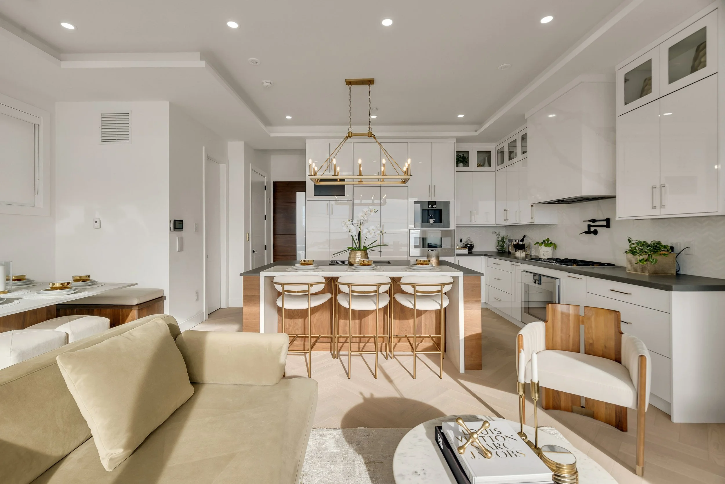 22-15377 Marine Drive White Rock,.jpg