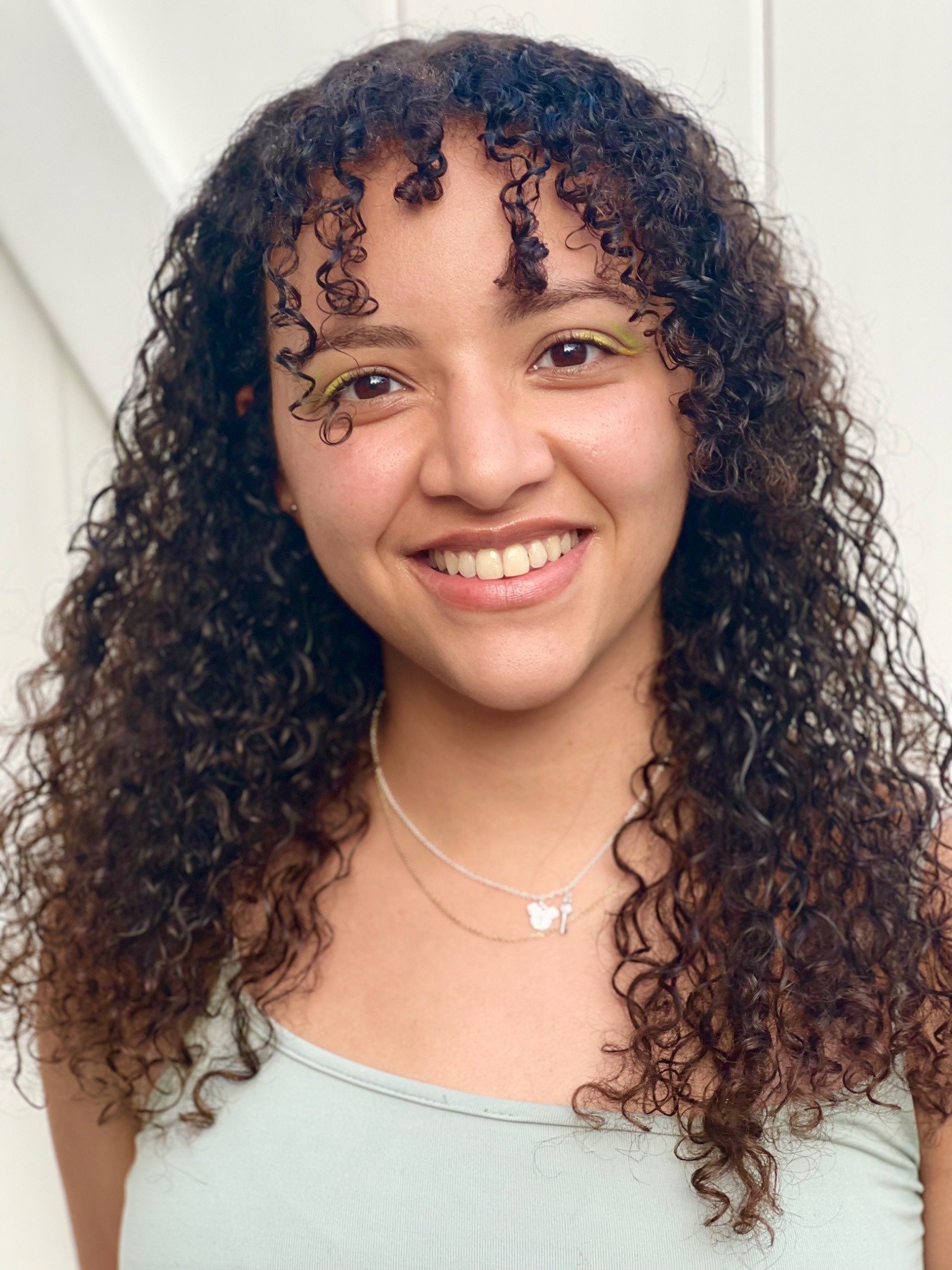 Yumarlin Rodriguez, (Yumi), is a multidisciplinary artist, environmental advocate, and community builder whose work explores the relationship between ecology, public art, and collective care. Drawing from circus arts, multimedia, veterinary medicine,
