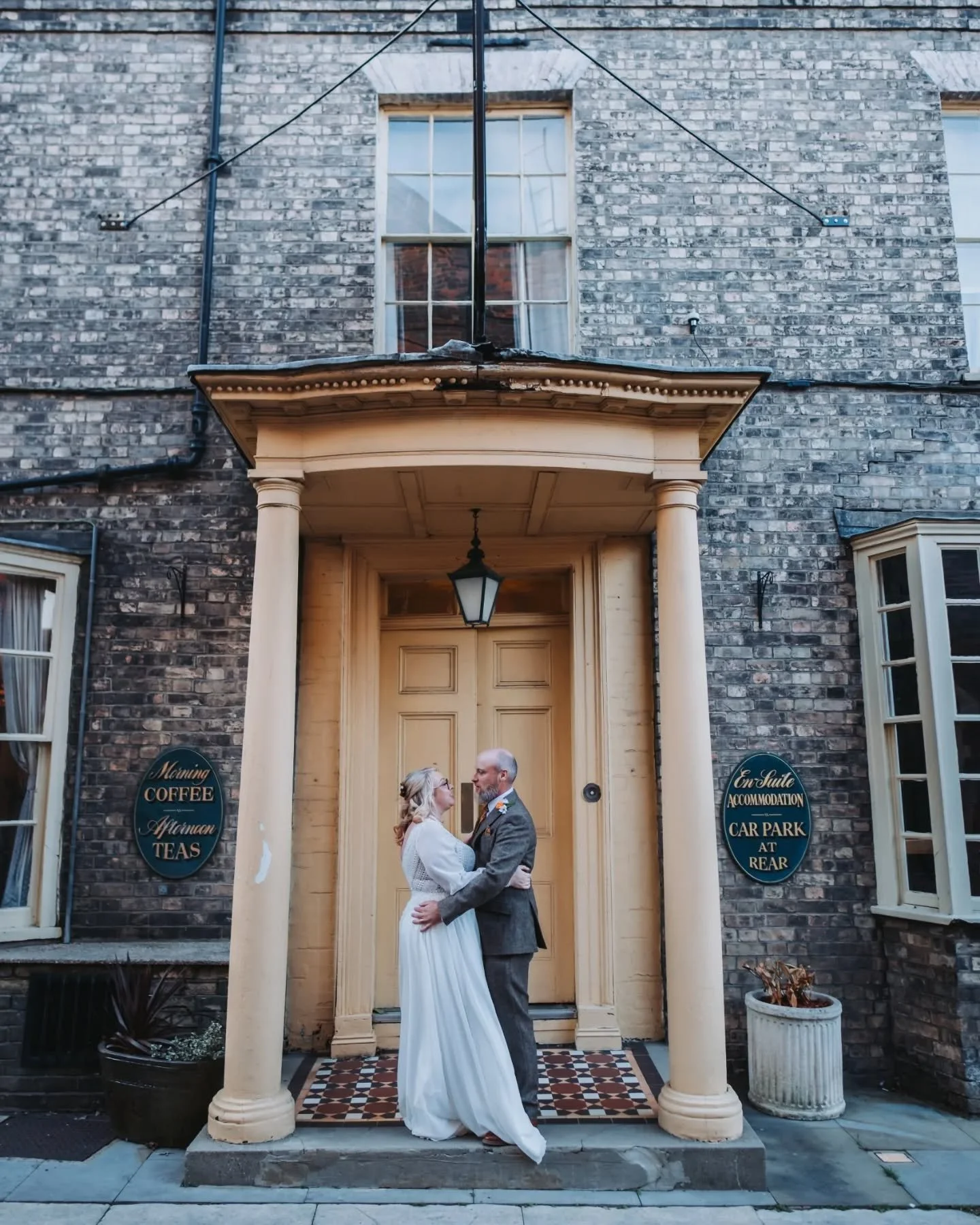 Delivery Day!! I just delivered the full gallery to Gemma and Craig, and honestly, what a beautiful day! 

Their ceremony and speeches were held at Moot Hall in Maldon, such a beautiful and unique venue with so much character. Afterwards, we wandered