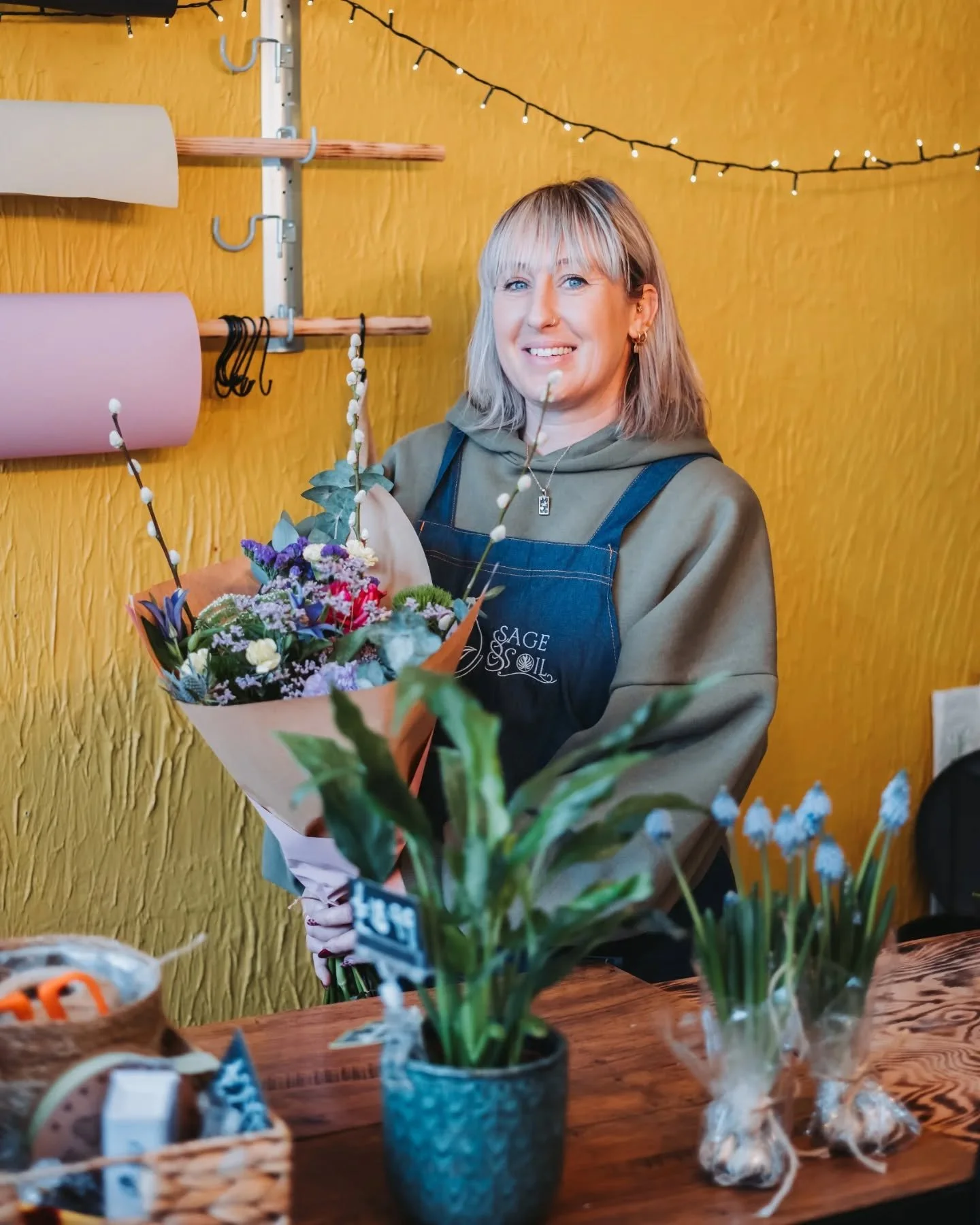 Spent the morning photographing Kay at @sageandsoilplants and honestly loved every minute of it 🌿

Kay creates the most beautiful, natural florals from her lovely little shop! From everyday bouquets to thoughtfully designed wedding flowers, alongsid