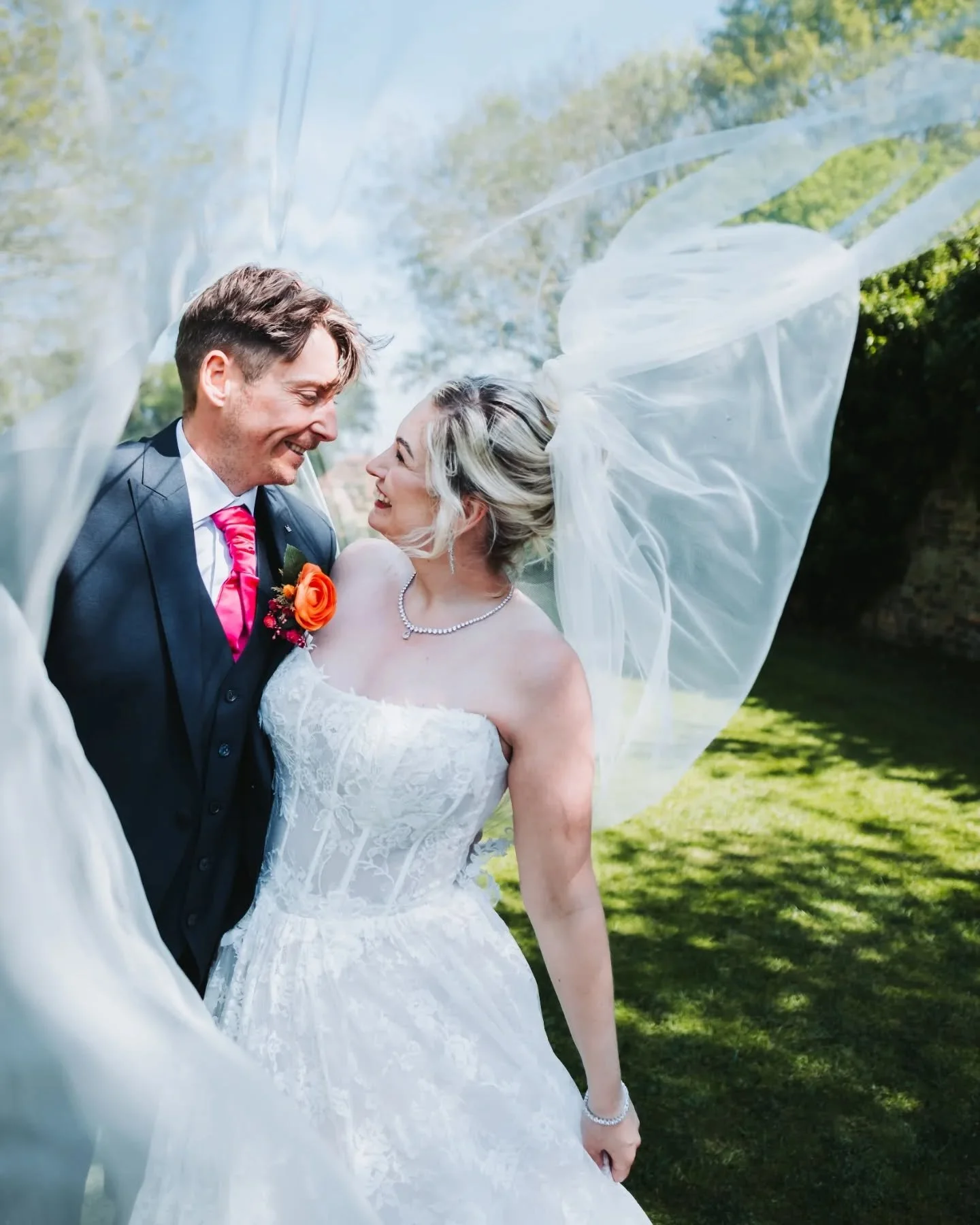 There's something about a veil in the wind that just makes for magic 🤍 Shot at the beautiful @aptonhall

2026 is almost fully booked. I only have a handful of dates remaining, so if you're still looking for a photographer this year please don't leav